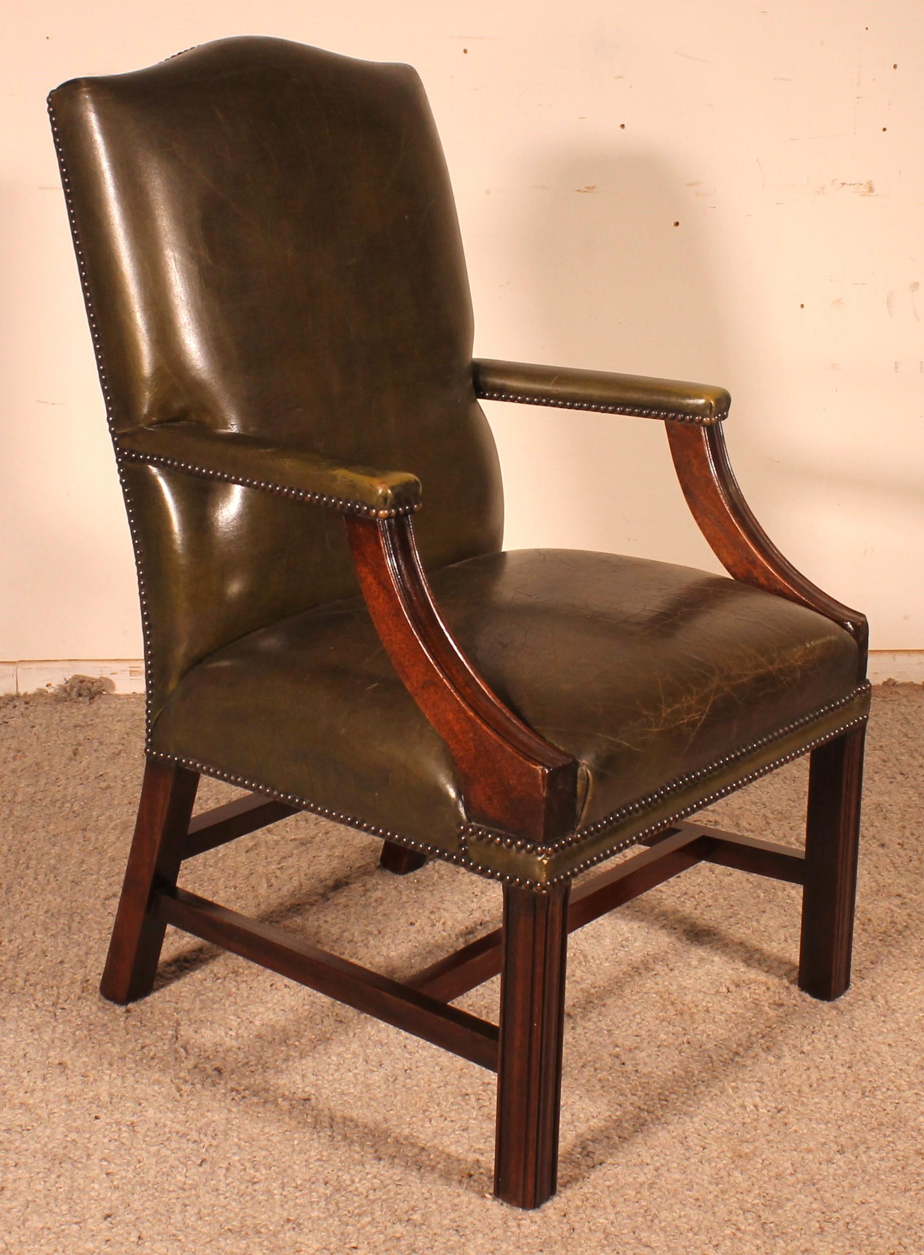 Englischer Sessel aus dunkelgrünem Leder (Ästhetizismus) im Angebot