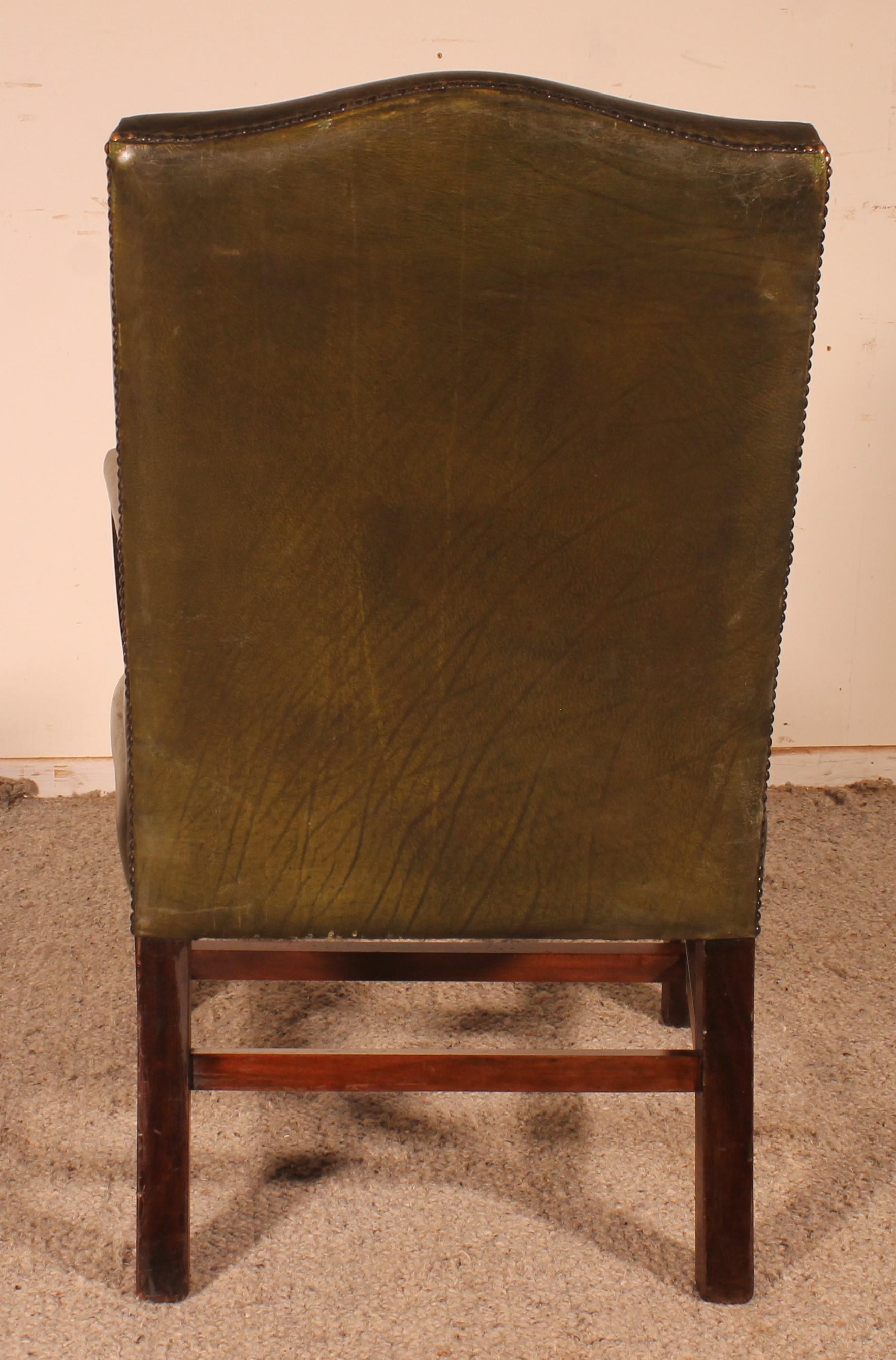 English Armchair In Dark Green Leather In Good Condition For Sale In Brussels, Brussels