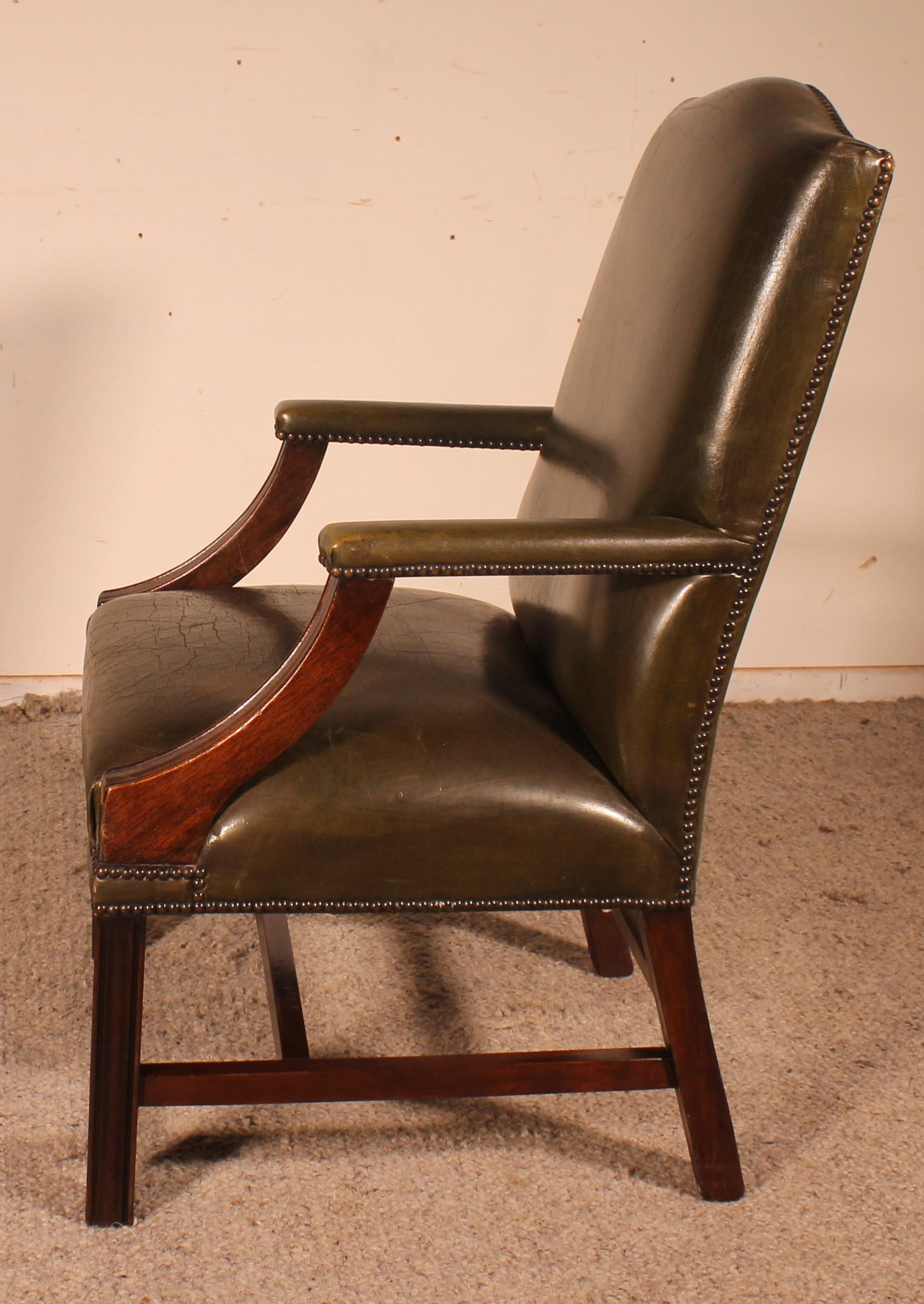 20th Century English Armchair In Dark Green Leather For Sale