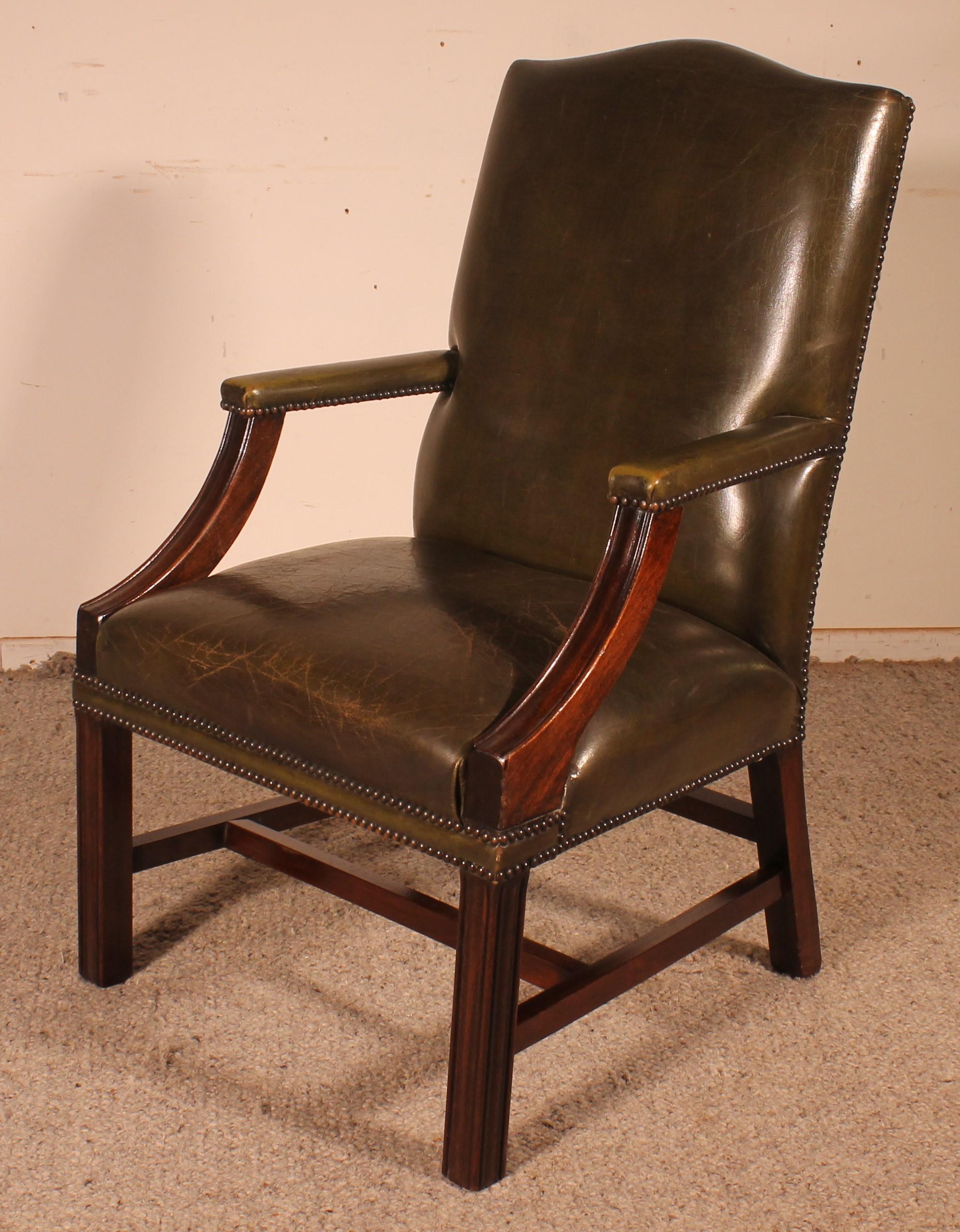 Englischer Sessel aus dunkelgrünem Leder im Angebot 2