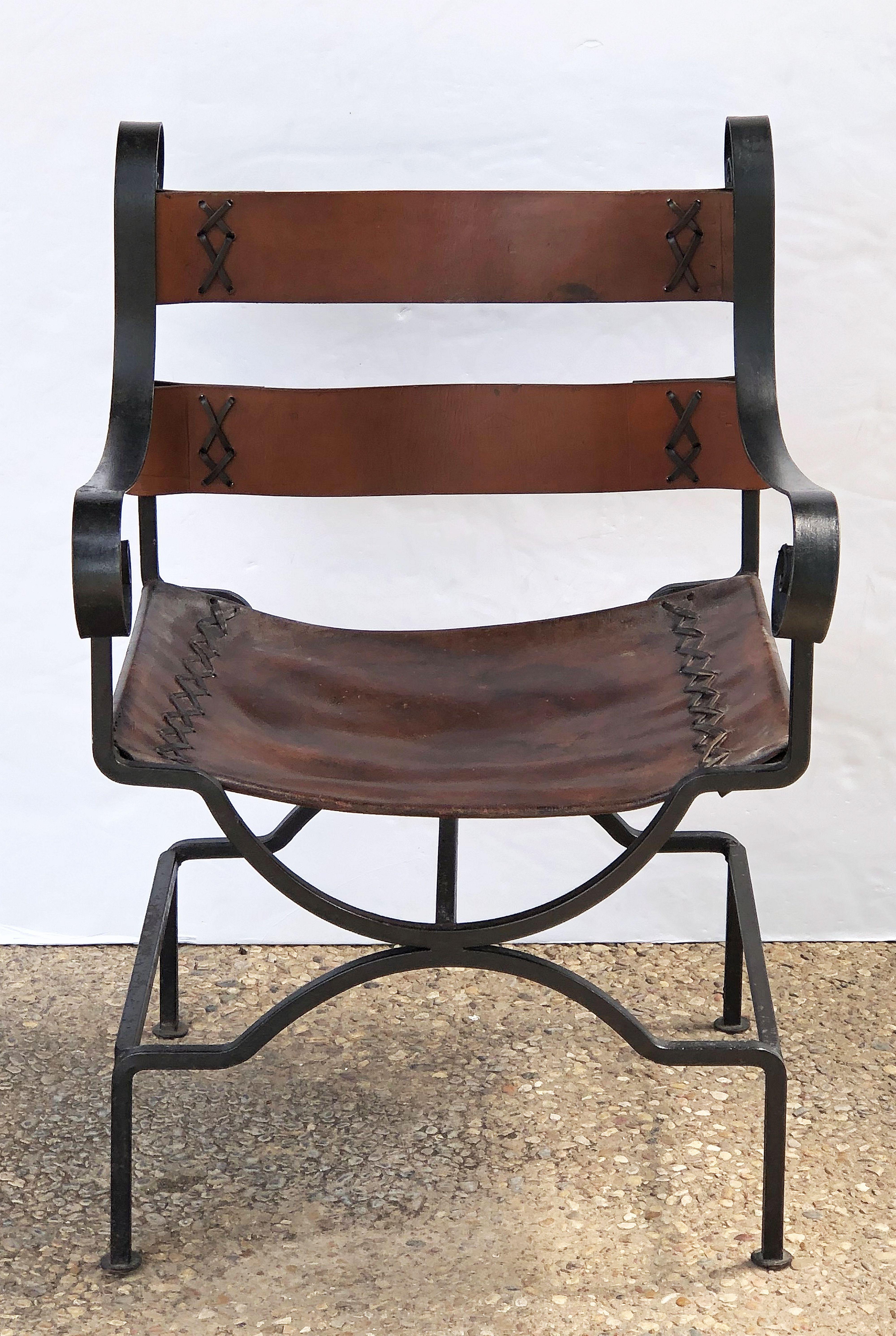 English Armchair or Lounge Chair of Iron and Leather In Good Condition In Austin, TX