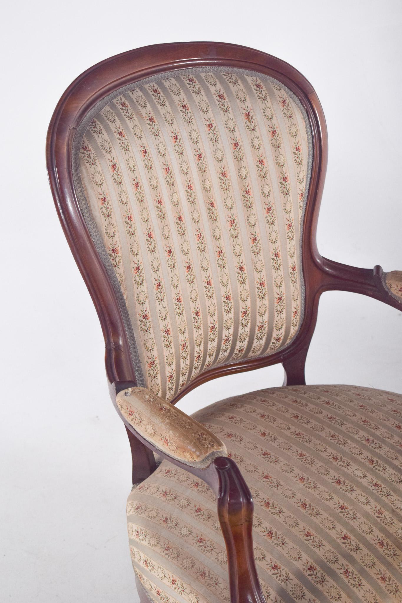 Anglais Fauteuil anglais tapissé de tissu avec fleurs en vente