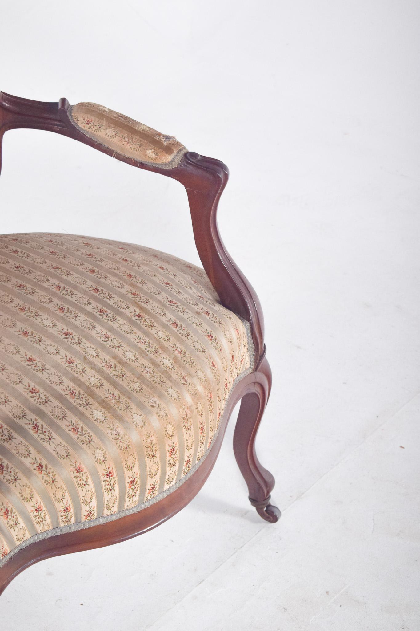 20ième siècle Fauteuil anglais tapissé de tissu avec fleurs en vente