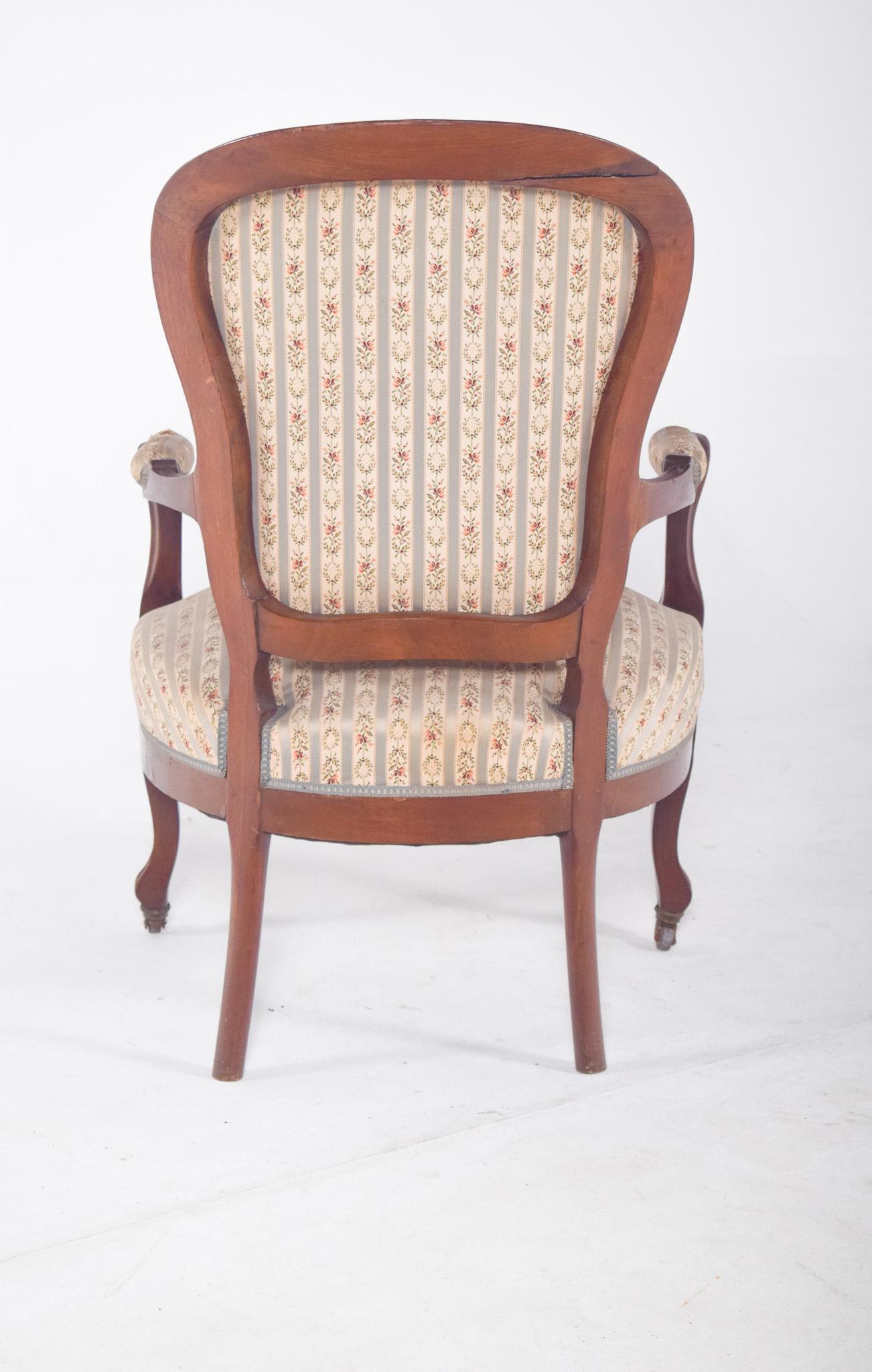 Fauteuil anglais tapissé de tissu avec fleurs en vente 1