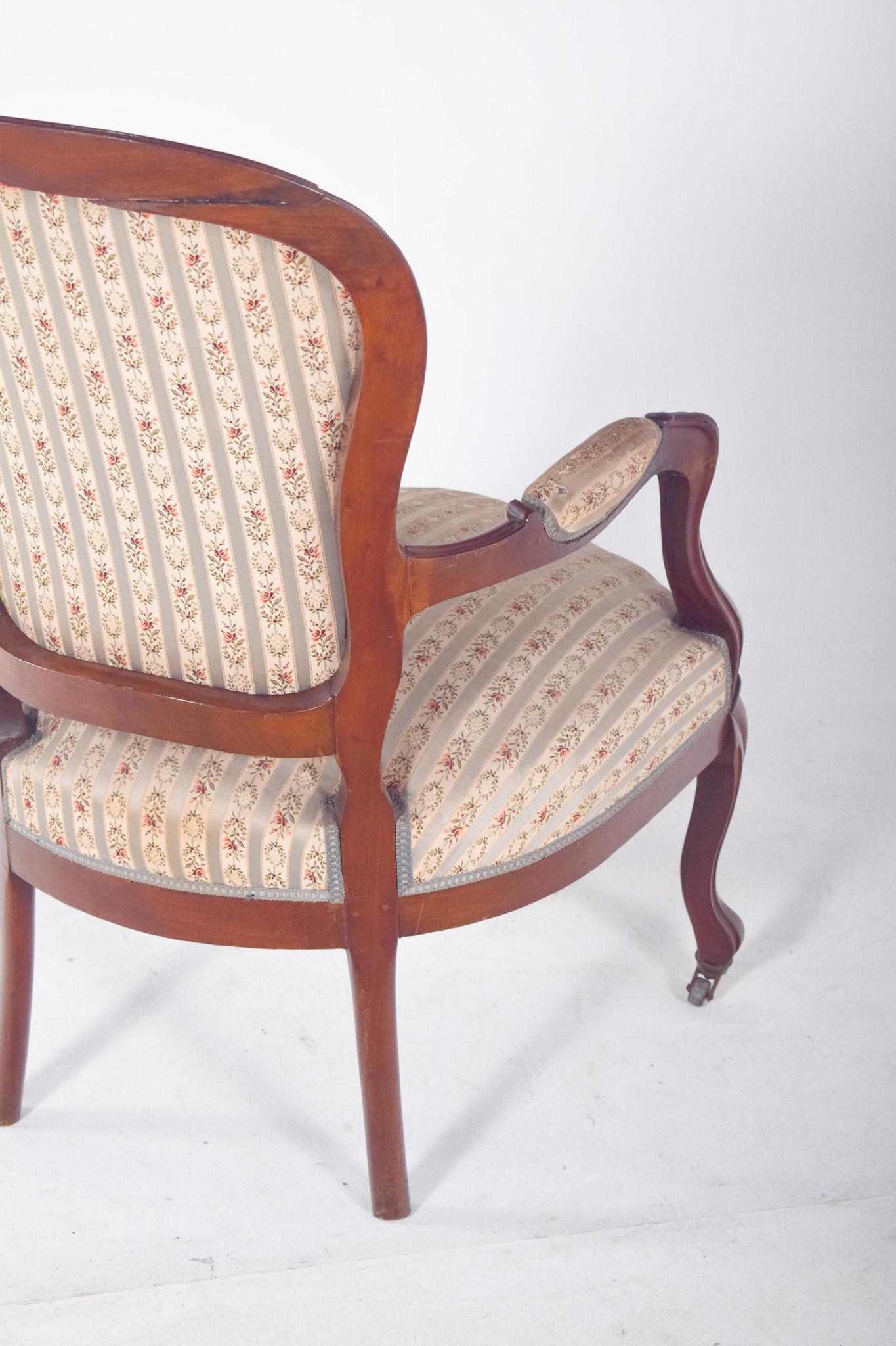 Fauteuil anglais tapissé de tissu avec fleurs en vente 2