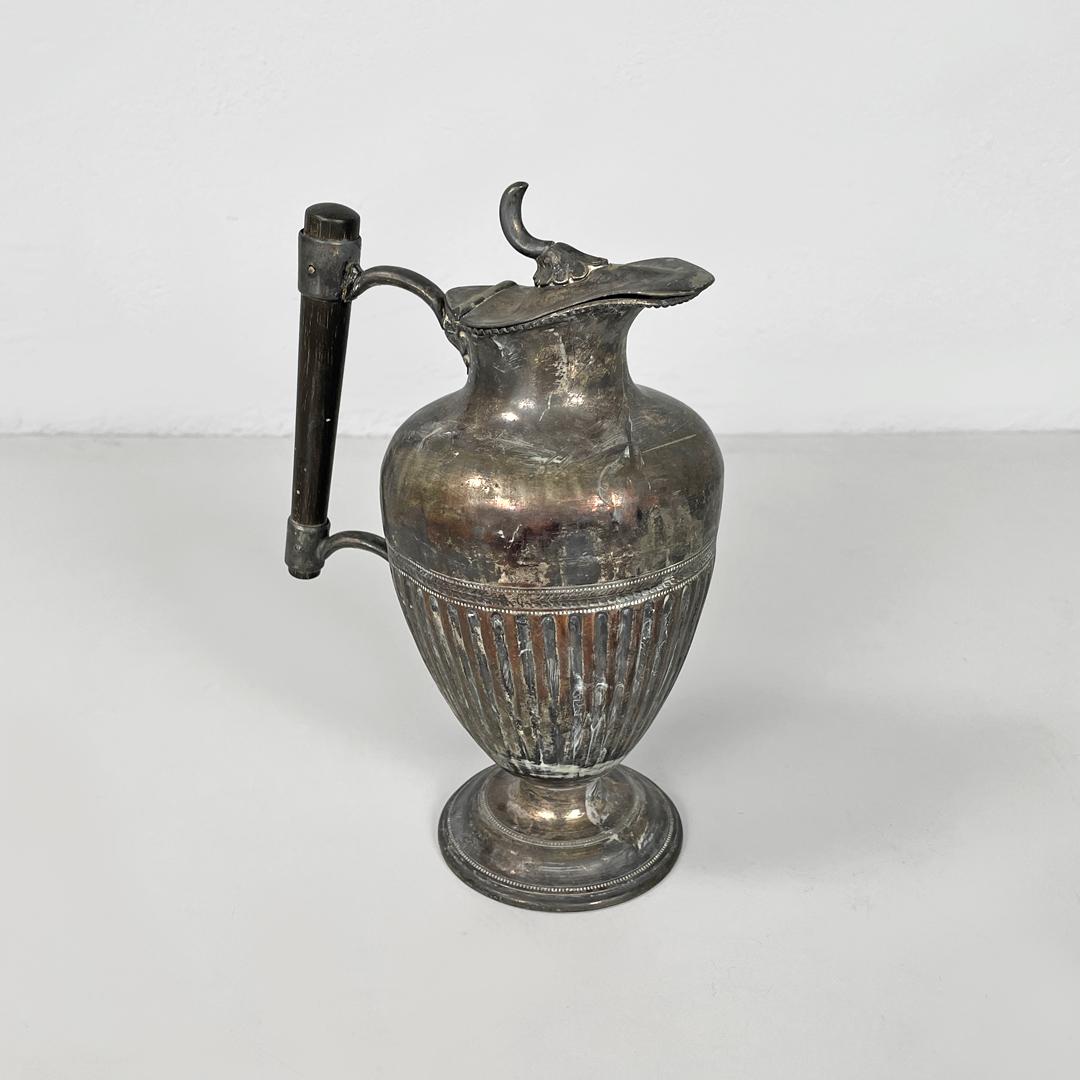 English Art and Crafts silver plate and wood jug or teapot by SB&M, early 1900s
Silver-plated round base teapot or jug. In the upper part it has a cap with a hinge that opens thanks to a small rounded handle, the wooden handle is cylindrical in