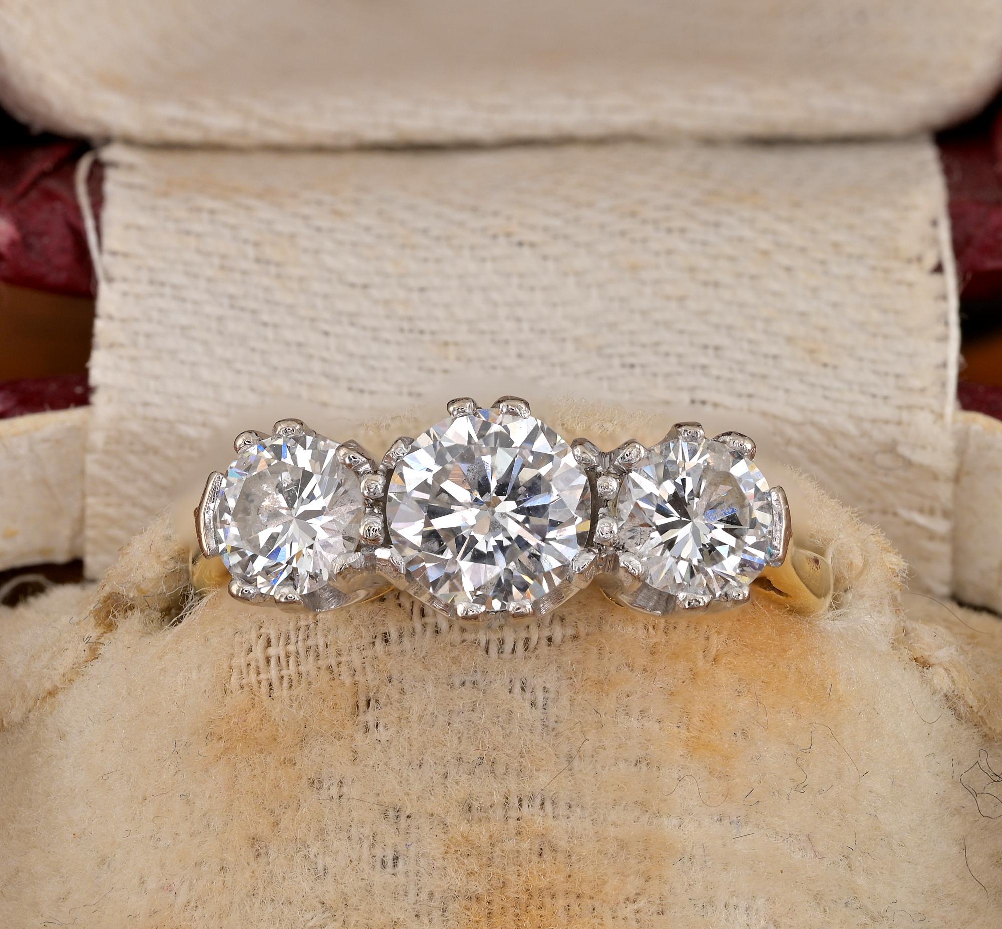 Dieser schöne späte Art Deco Ring ist 1935 ca. Englisch Herkunft
Handgefertigte Fassung aus massivem 18-karätigem Gold und Platin
Stilvolle Trilogie von unendlicher Eleganz, besetzt mit einem Trio aus strahlend weißen Diamanten im