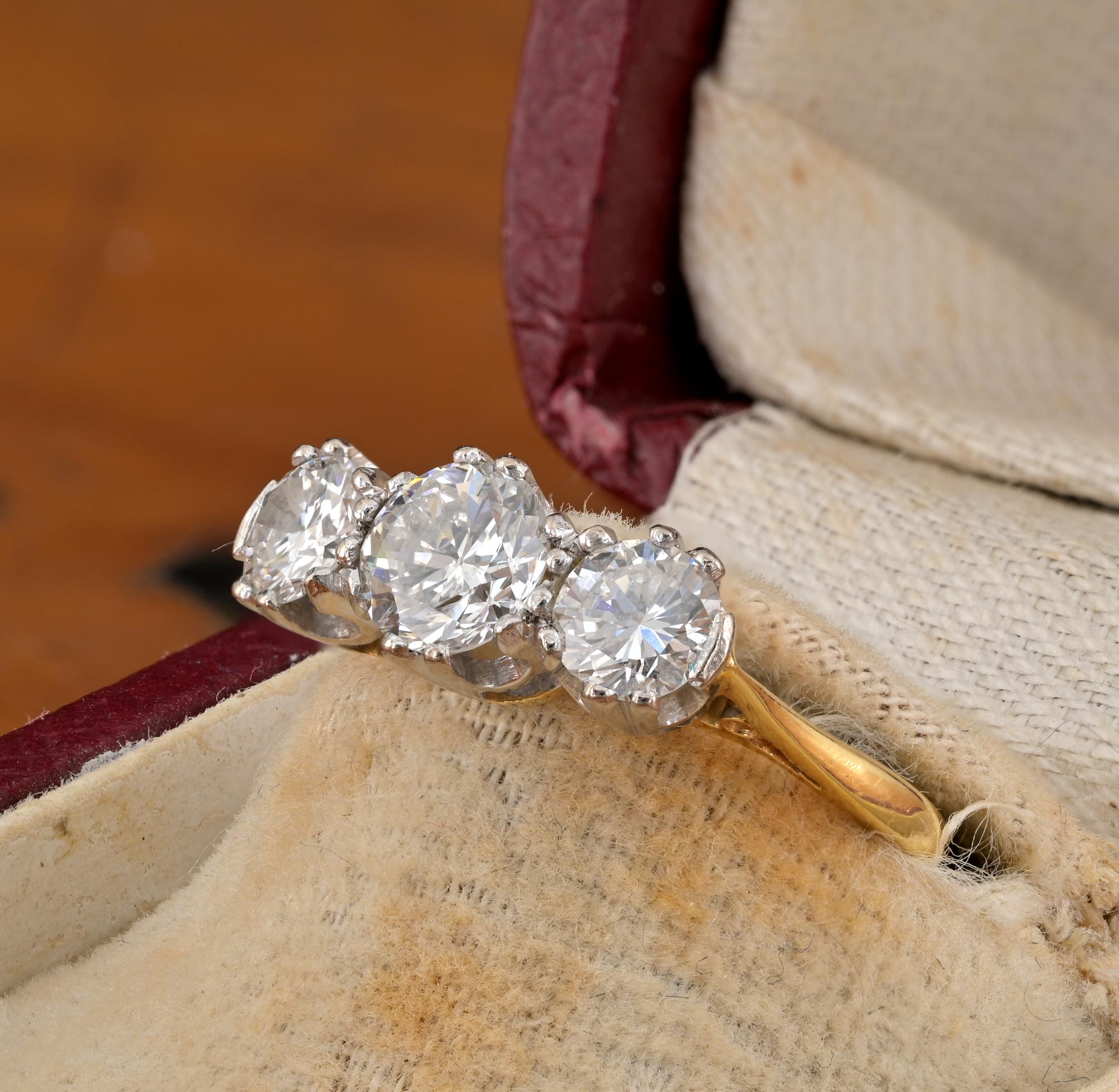 Englischer Trilogie-Ring mit 1,30 Karat Diamanten im Art déco-Stil im Angebot 1