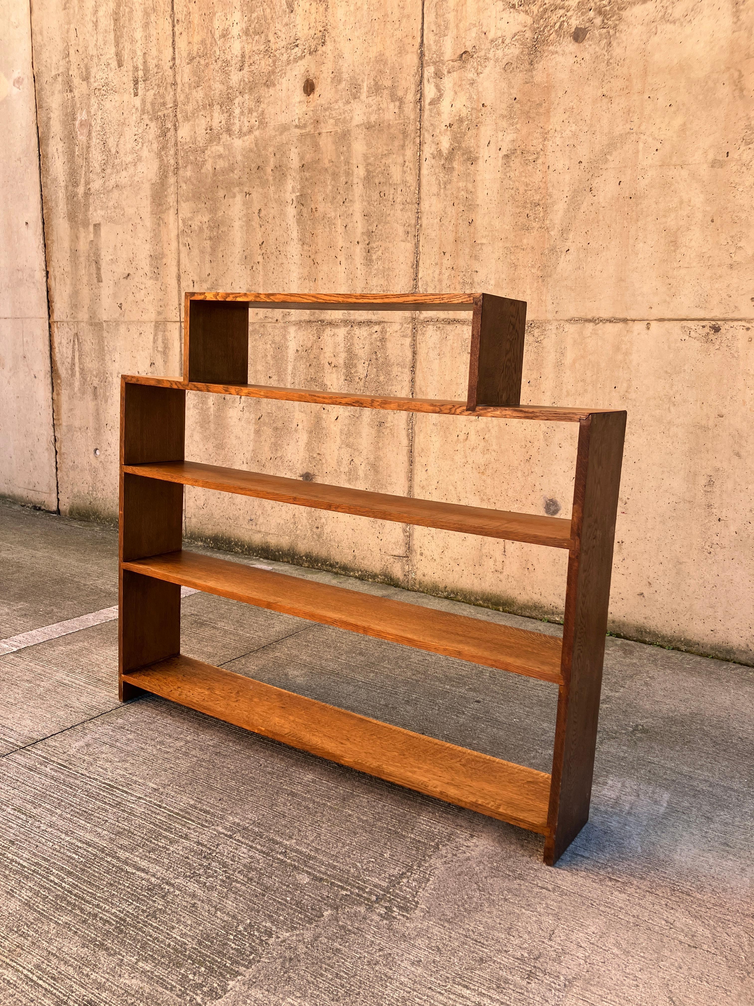 English Art Deco bookcase in solid Oak. This antique bookcase was made in the 1920s and has beautiful colour and patina to the finish. It is a great size for any room.
Size 20cm x 120cm x 104cm high.

Please note, that one of the joints is slightly