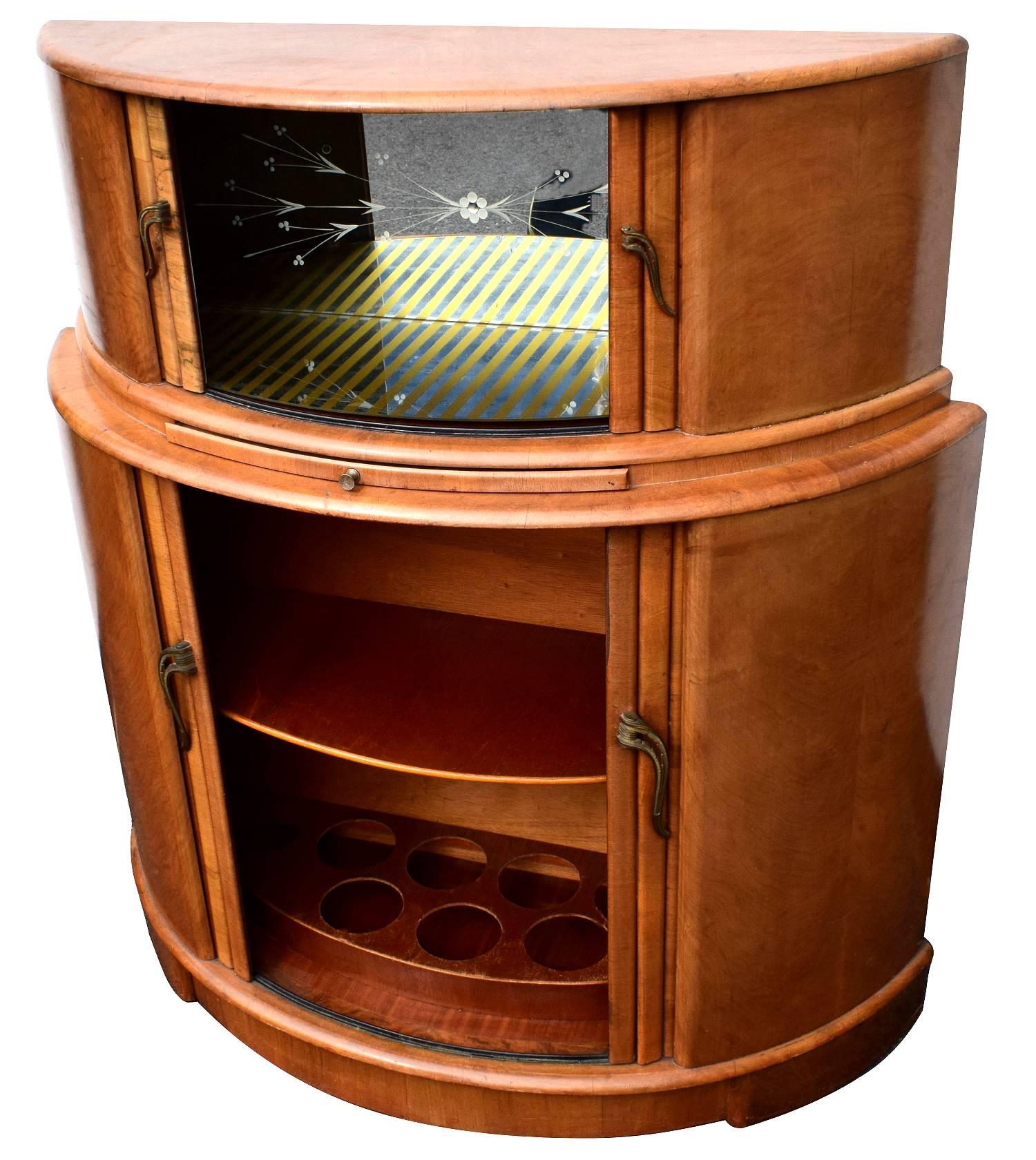 Gorgeous and original 1930s Art Deco cocktail cabinet in figured walnut. This cabinet really is stunning, featuring a storage area for bottles at the bottom and glasses at the top. The top part of the cocktail cabinet has an all mirrored interior