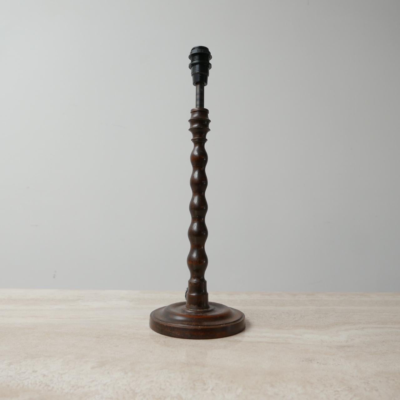 Wood English Art Deco Bobbin Oak Mid-Century Table Lamp For Sale