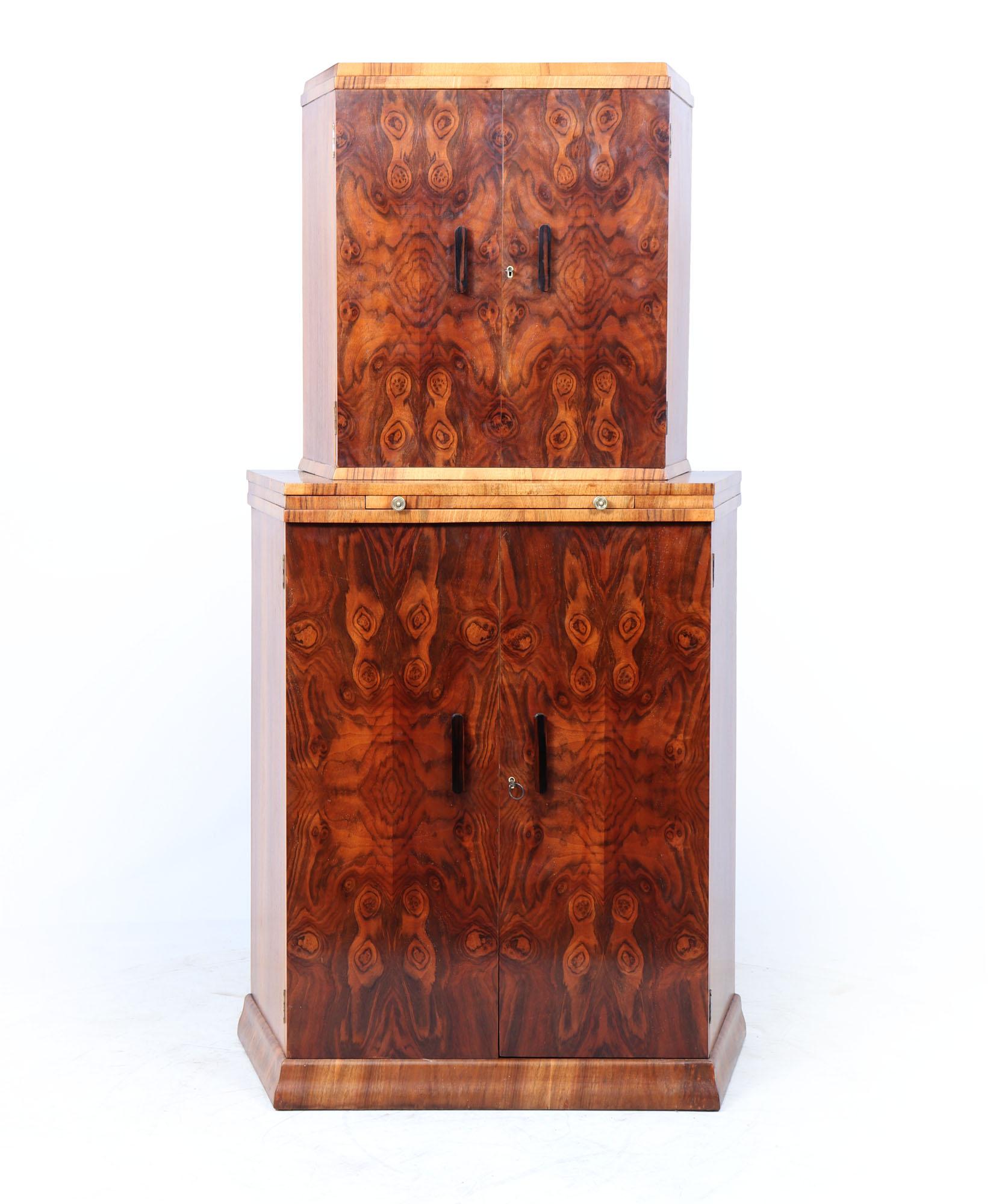 Cocktail Cabinet Inglés Art Decó de Nogal, c.1930 Británico en venta