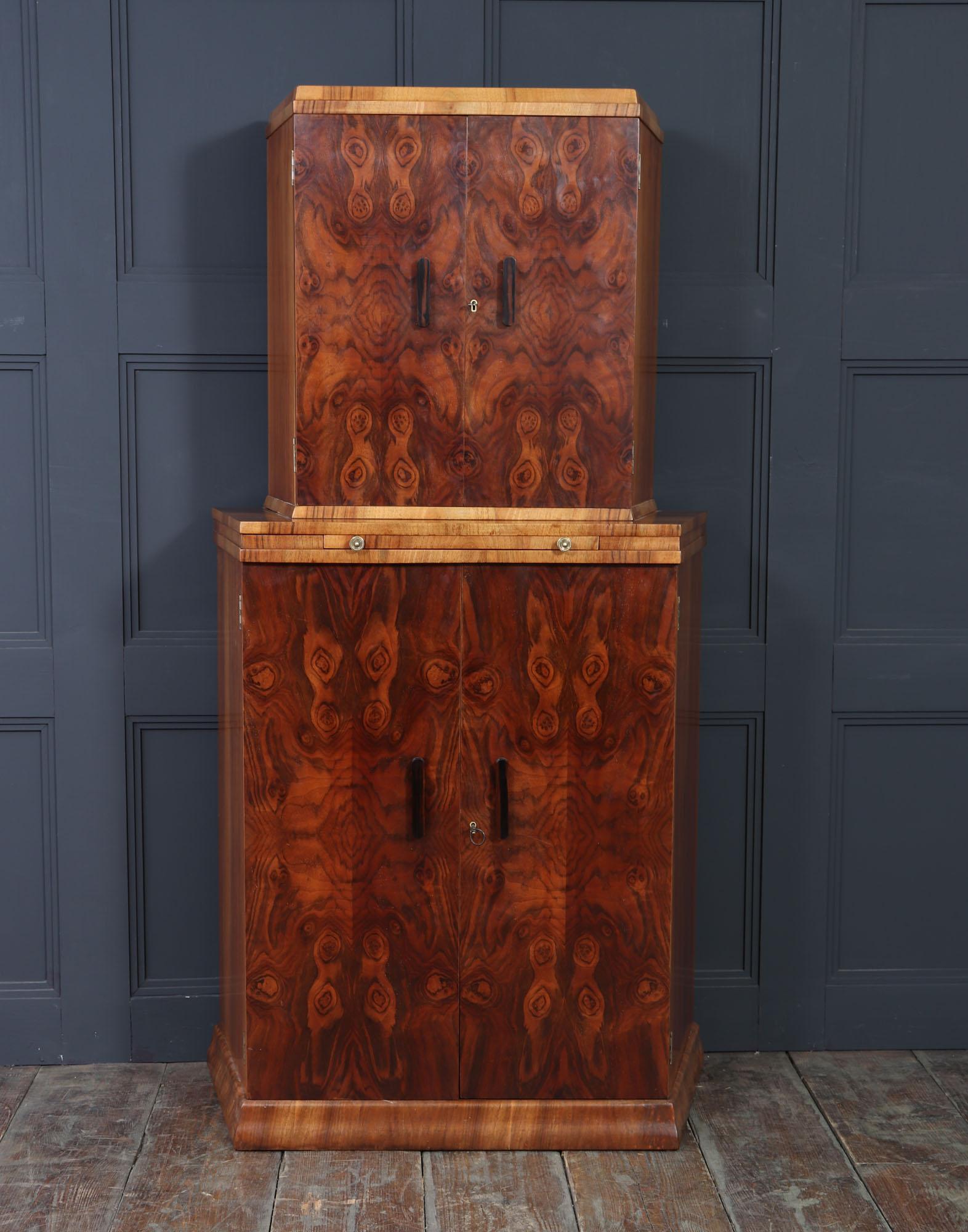 Cocktail Cabinet Inglés Art Decó de Nogal, c.1930 mediados del siglo XX en venta