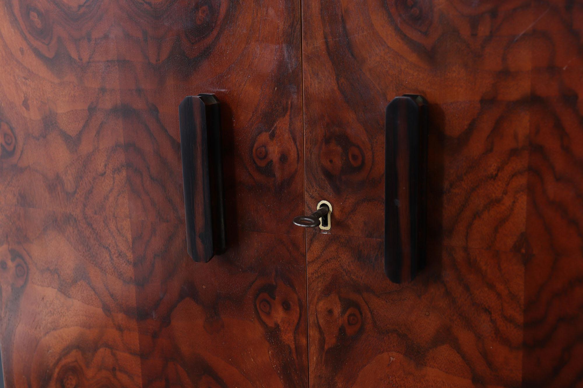 Cocktail Cabinet Inglés Art Decó de Nogal, c.1930 en venta 1