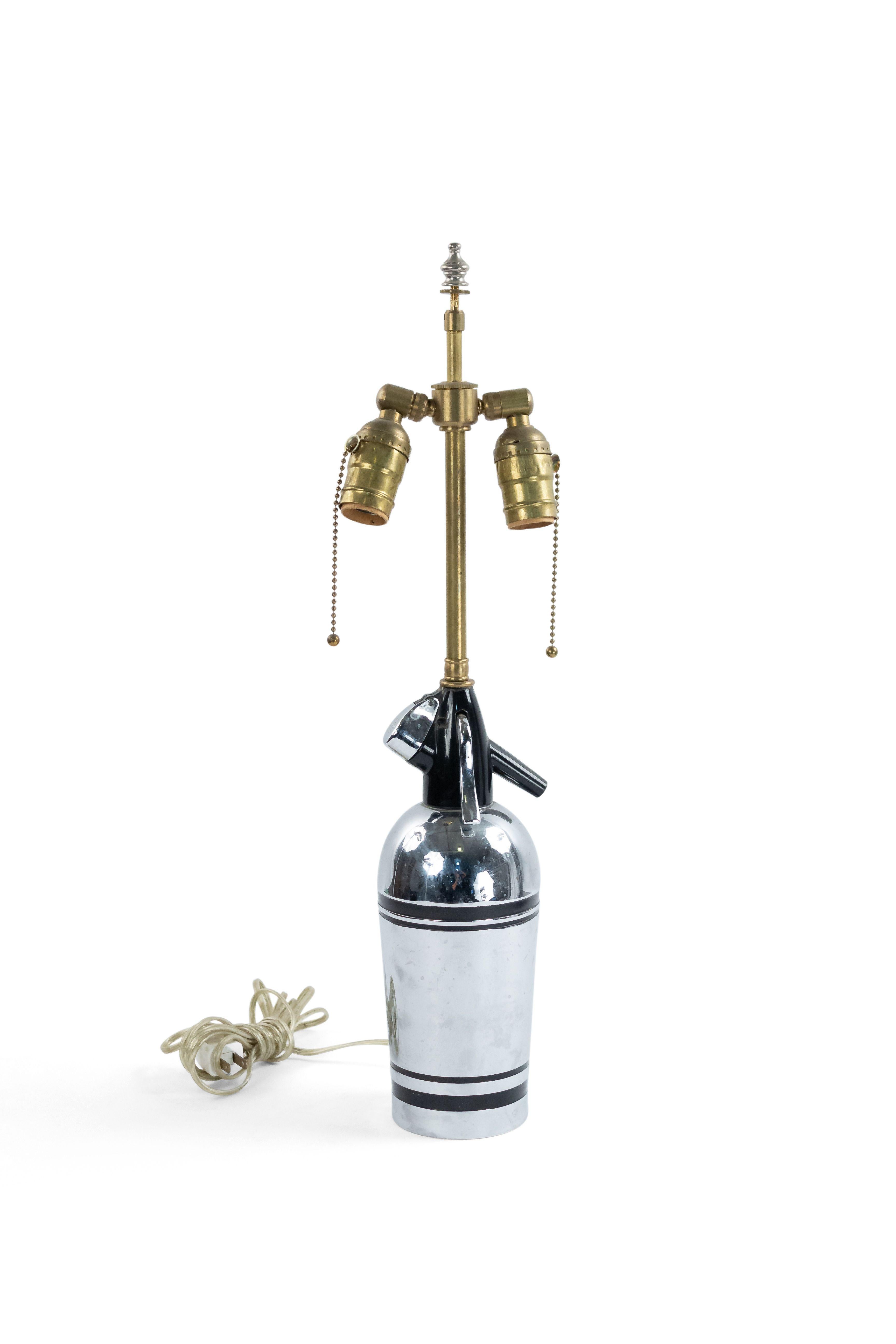 Paire de flacons siphons Art Déco anglais chromés et garnis de bakélite montés en lampe.