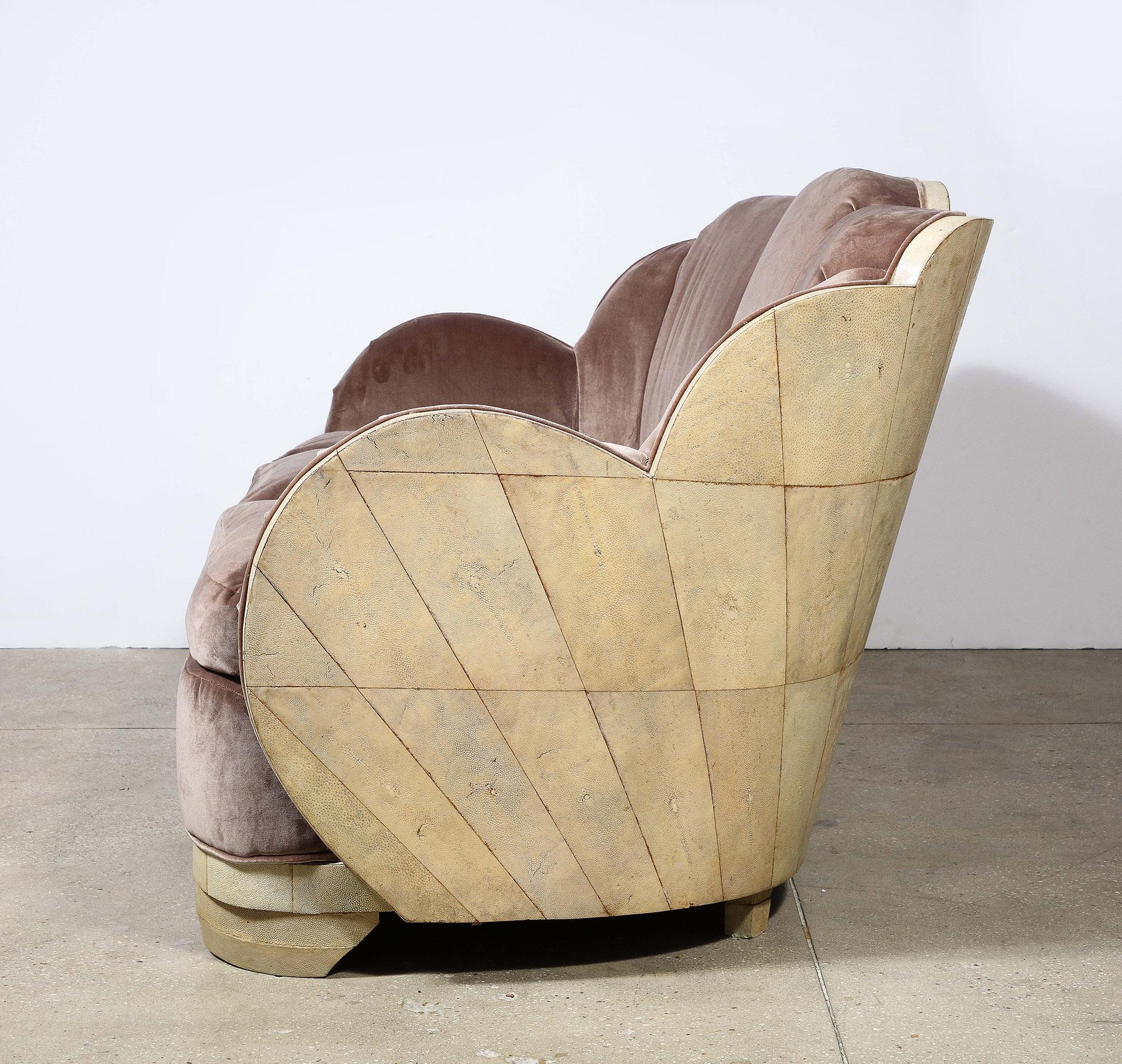 Englisches Art-Déco-Sofa „Cloud Form“ aus Chagrinleder von Harry & Lou Epstein  (20. Jahrhundert) im Angebot