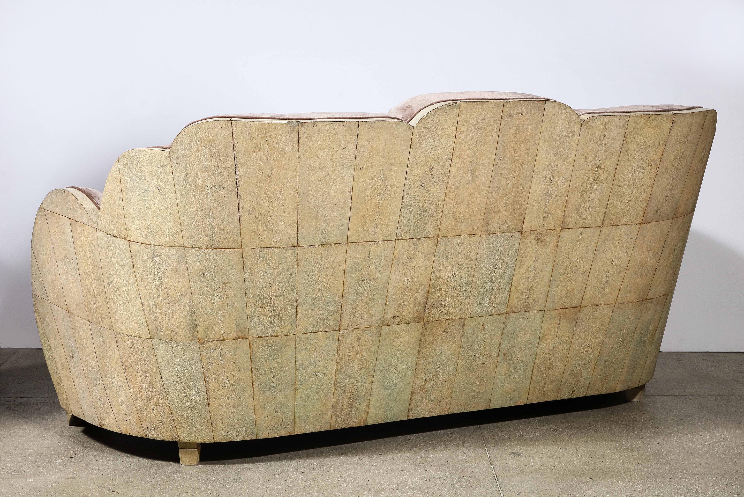 Englisches Art-Déco-Sofa „Cloud Form“ aus Chagrinleder von Harry & Lou Epstein  im Angebot 1