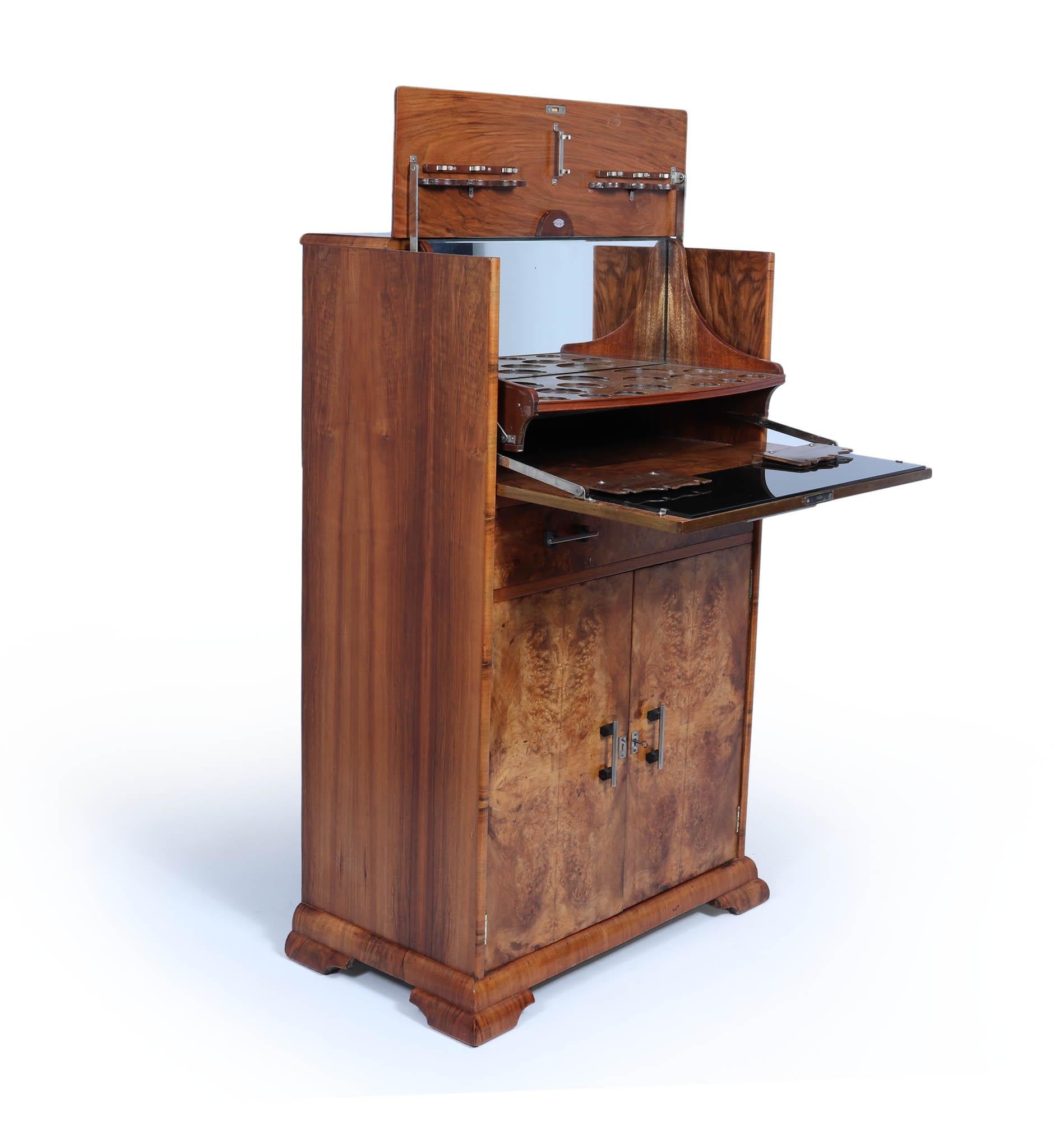 Englischer Art-Déco-Cocktailschrank aus Wurzelnussholz (Art déco)
