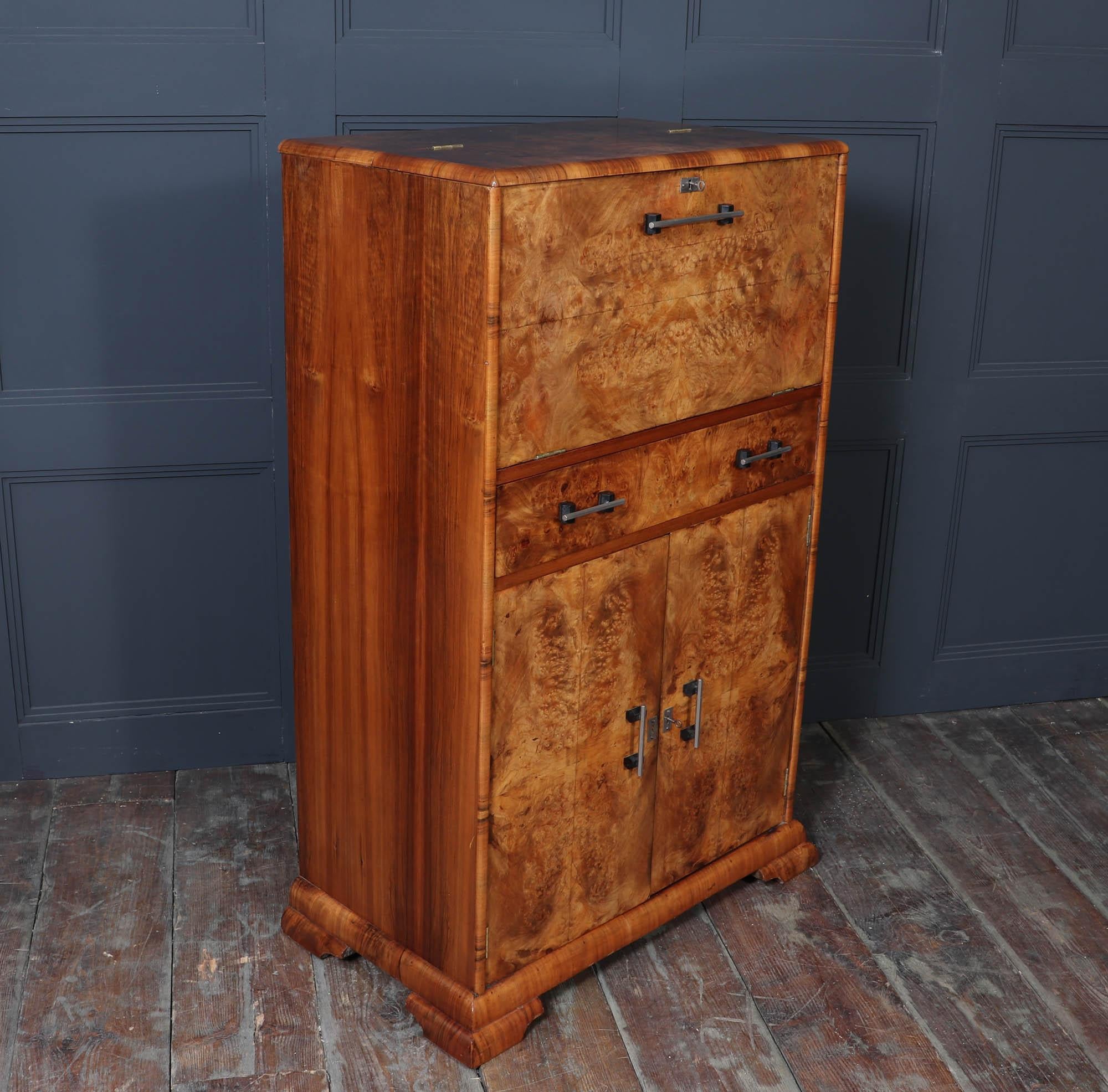 Englischer Art-Déco-Cocktailschrank aus Wurzelnussholz (Mitte des 20. Jahrhunderts)