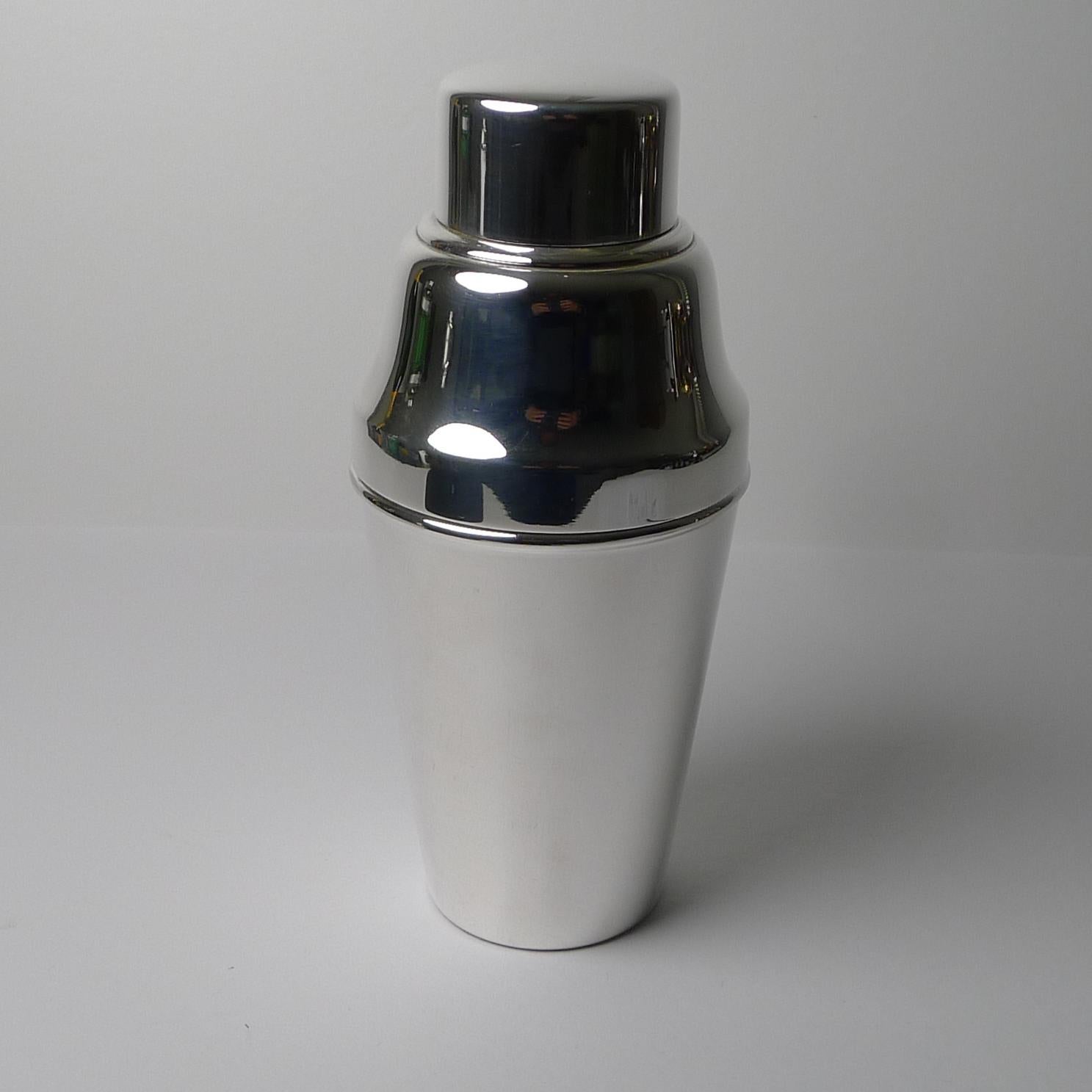 A handsome vintage Art Deco cocktail shaker in silver plate, fully marked on the underside by the maker William Suckling Ltd. It is also marked 