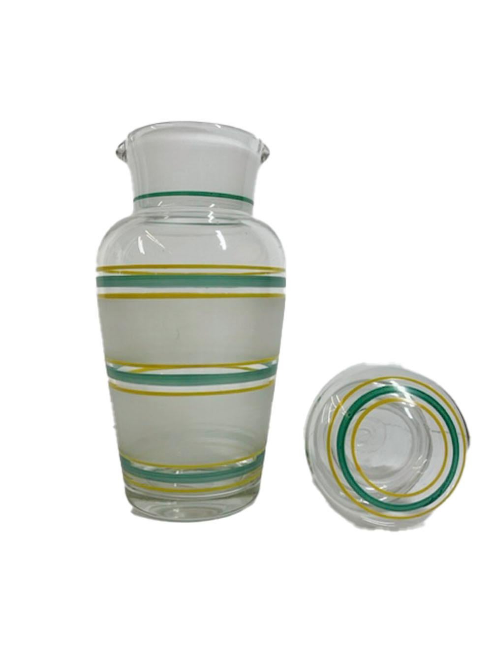 Englischer Art-Déco-Cocktailshaker mit mattierten Bändern und gelben und grünen Linien (Glas) im Angebot