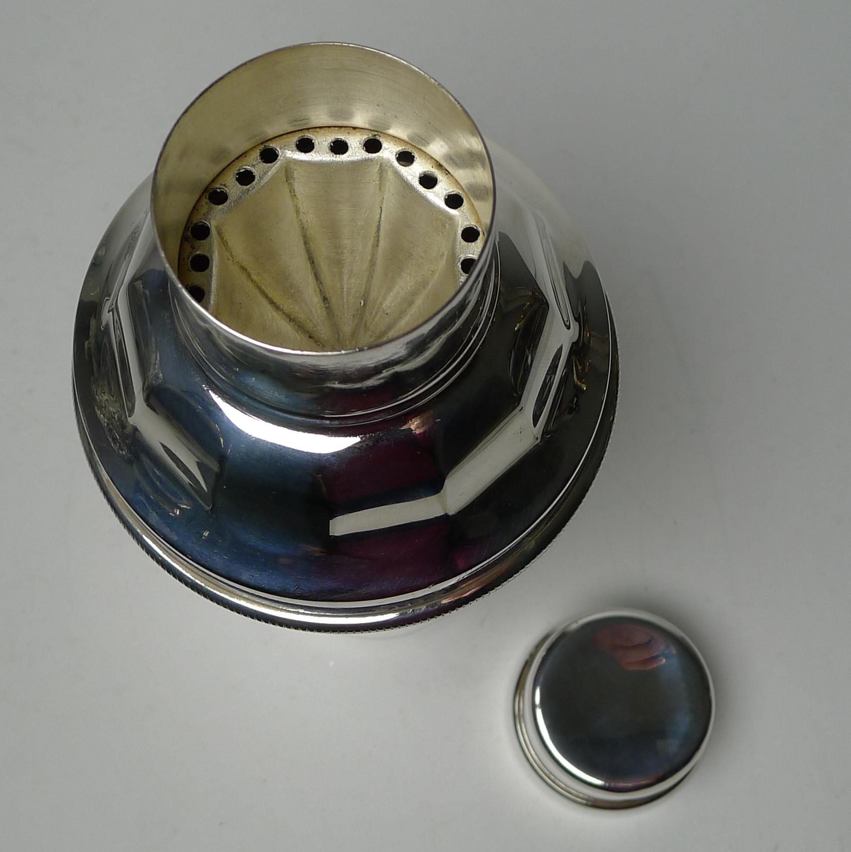 Mid-20th Century English Art Deco Cocktail Shaker with Integral Lemon Squeezer, circa 1940 For Sale