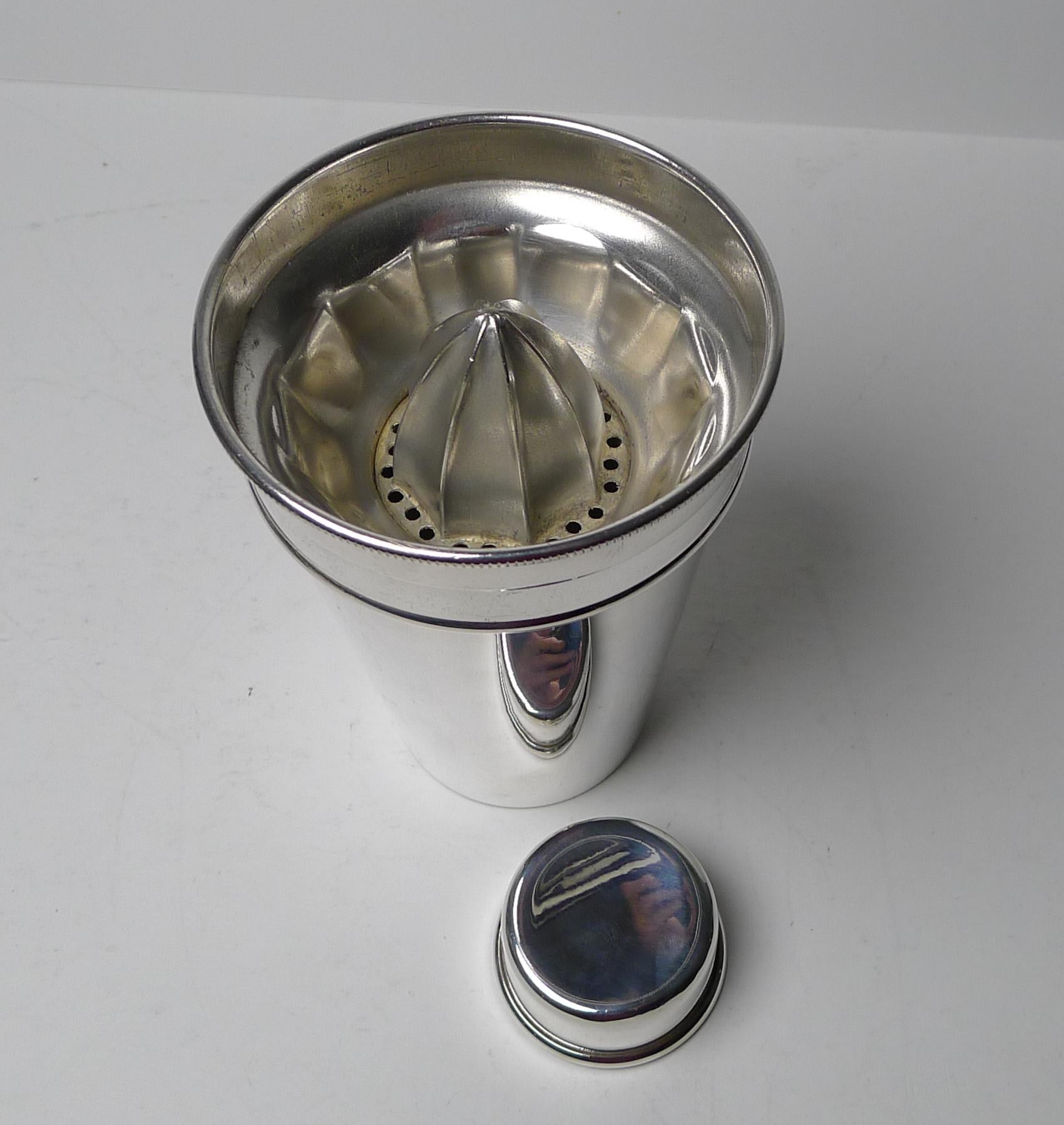 English Art Deco Cocktail Shaker with Integral Lemon Squeezer, circa 1940 For Sale 1