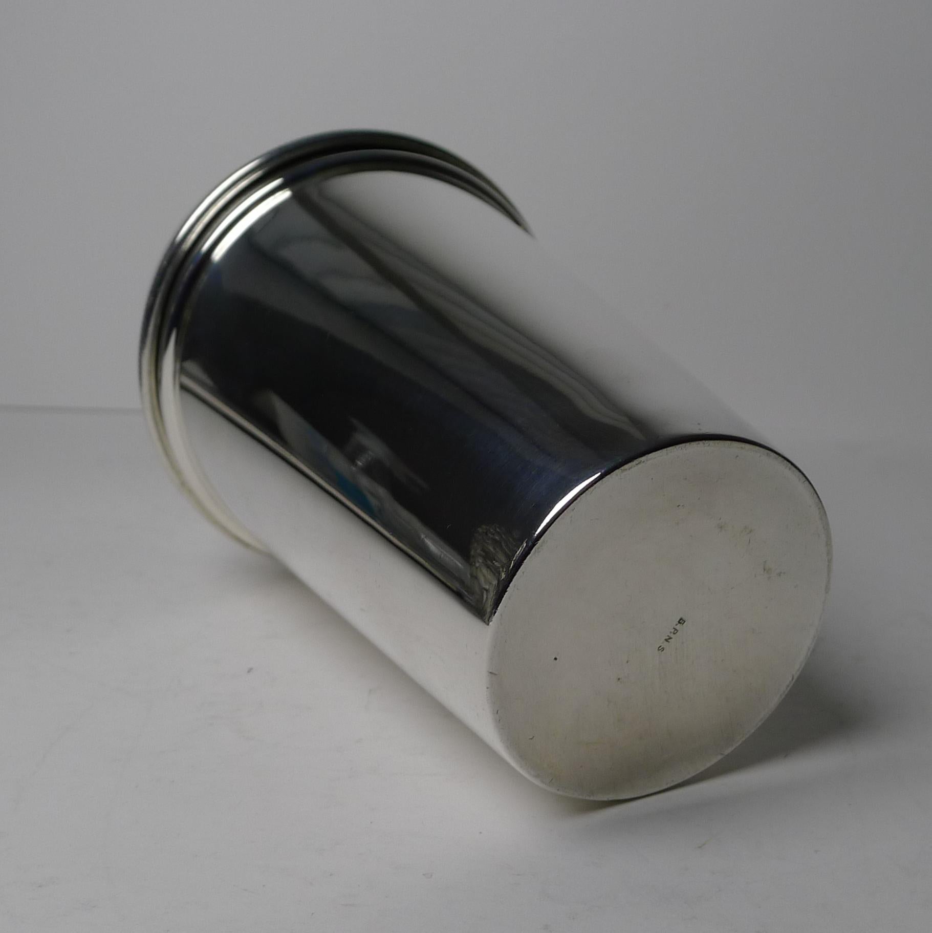 English Art Deco Cocktail Shaker with Integral Lemon Squeezer, circa 1940 For Sale 3