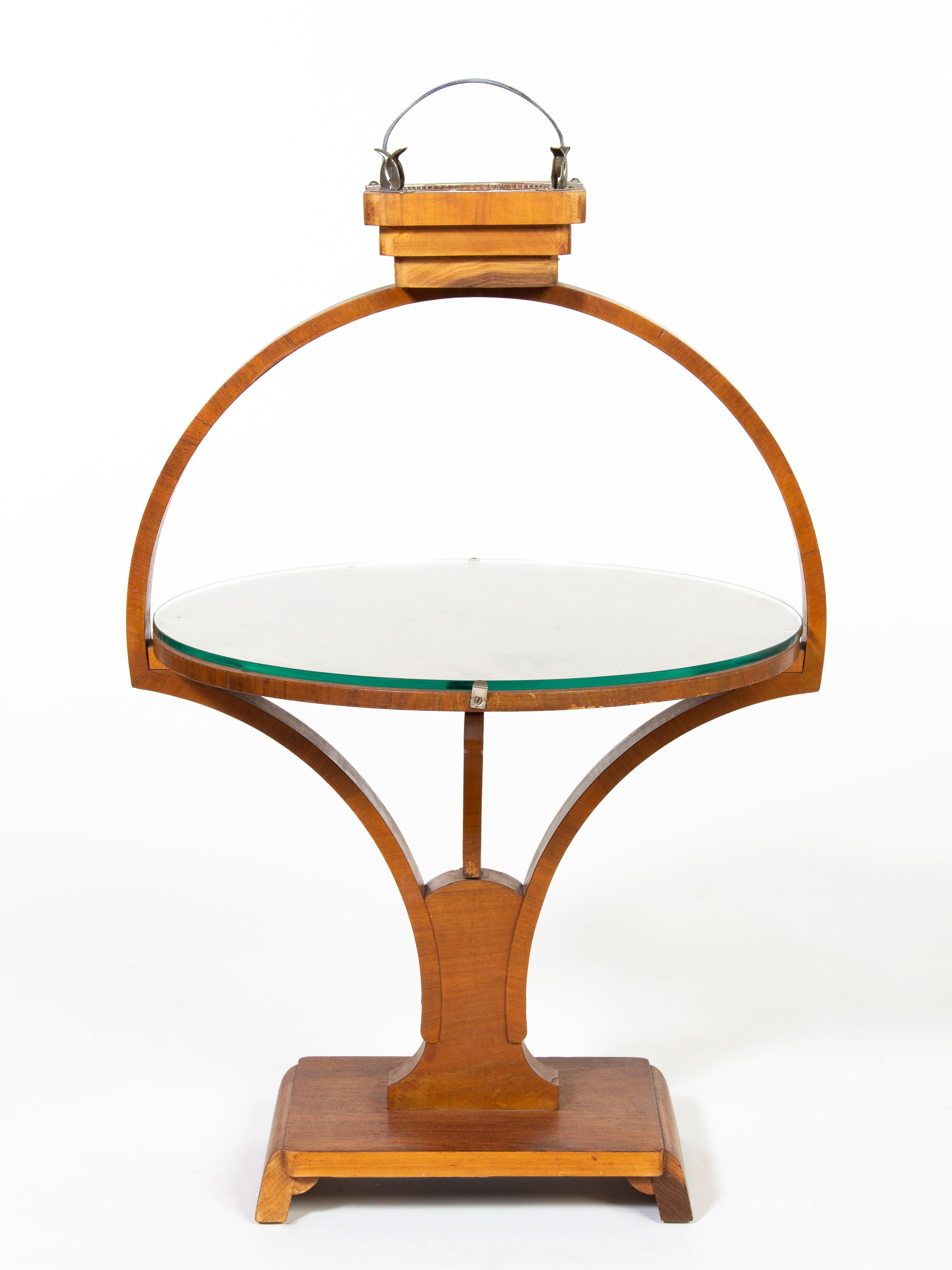 Circular smoking table with glass ashtray and cigarette holder.
Measures: Diameter: 45,5 cm
Table top height: 42 cm
Height incl. ashtray: 83 cm.