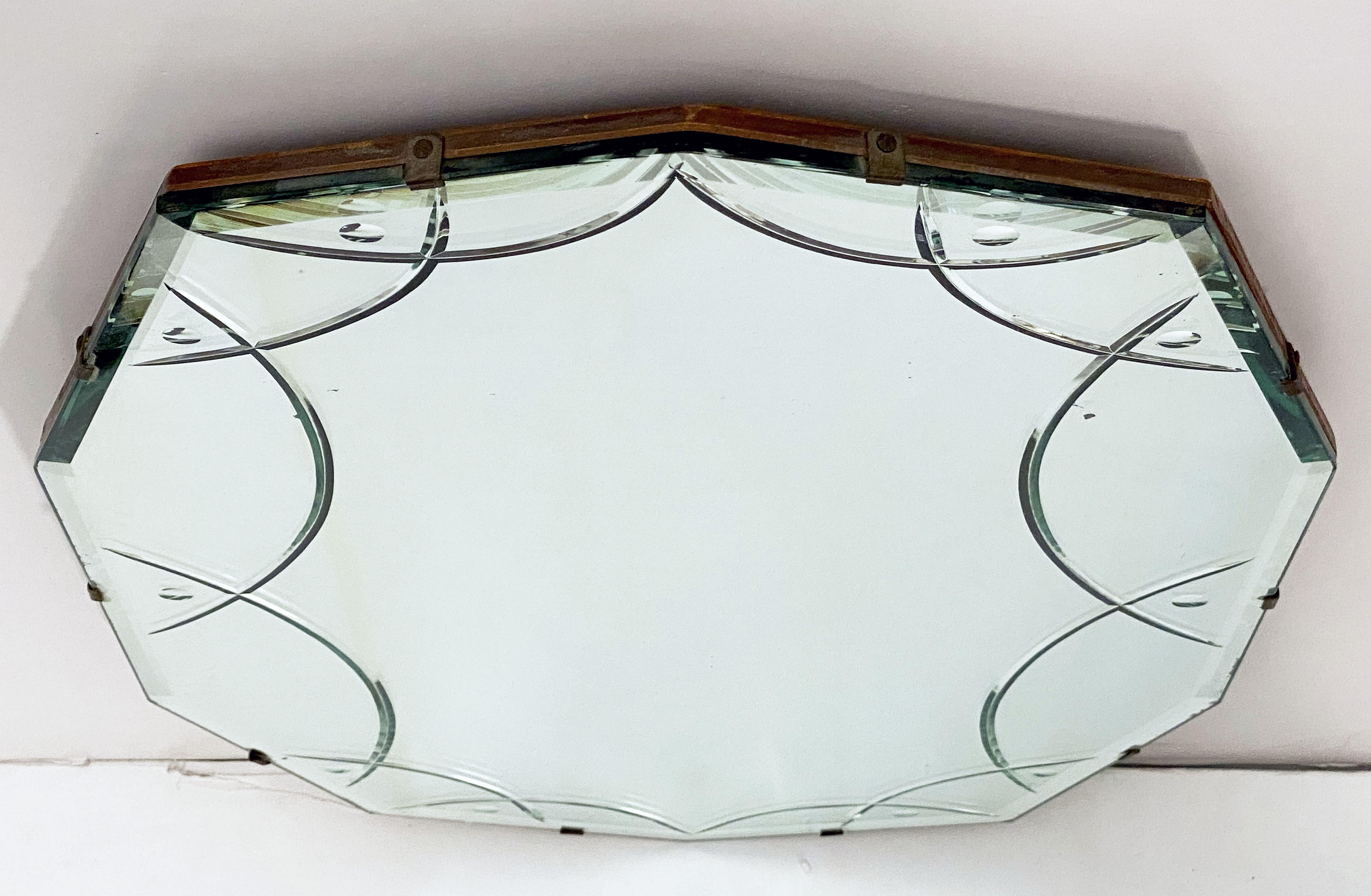 English Art Deco Decagonal Oval Reverse-Cut Beveled Mirror (25 1/2 x 15 3/8) In Good Condition In Austin, TX