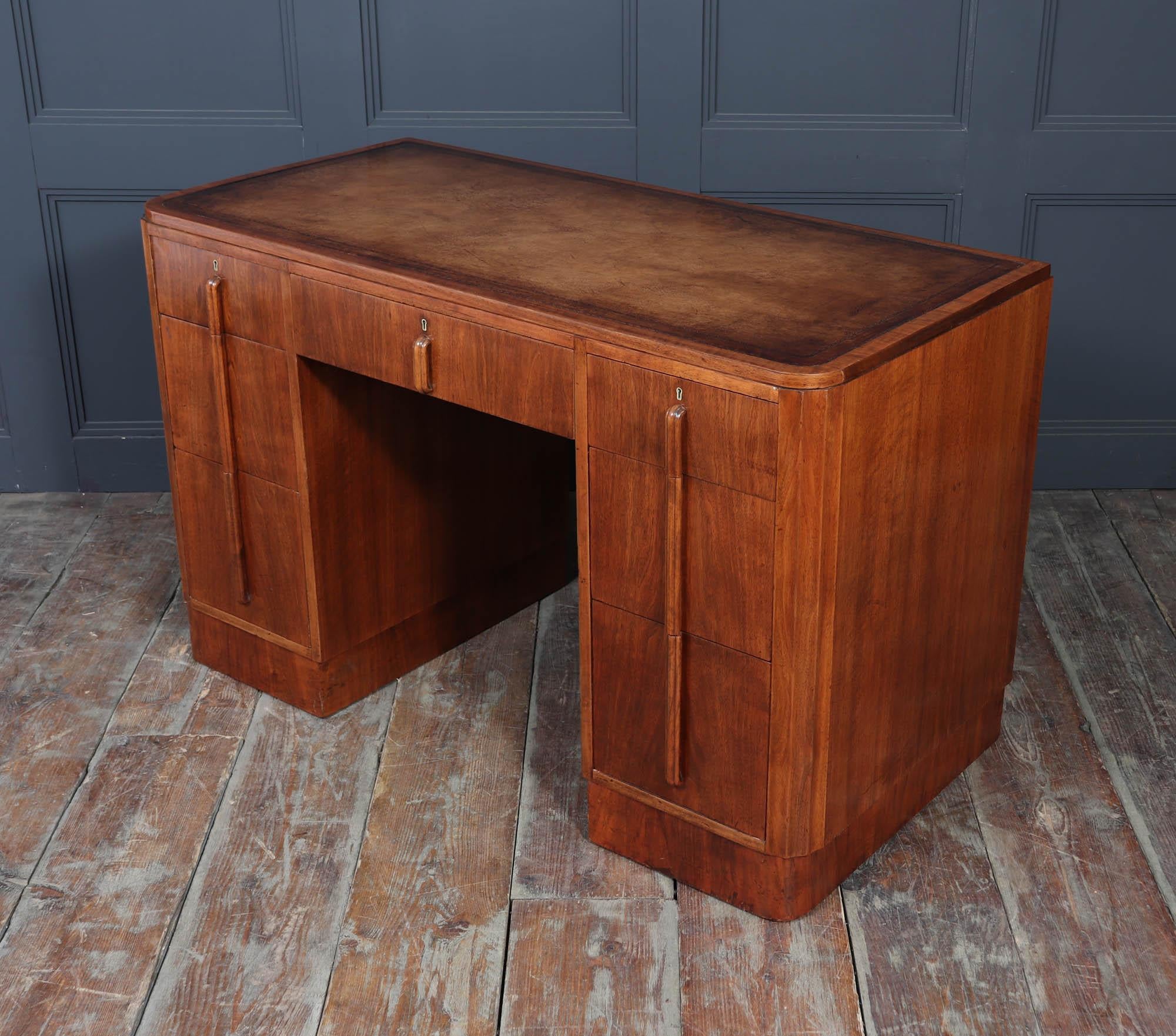 Englischer Art-Deco-Schreibtisch in Nussbaum im Angebot 4