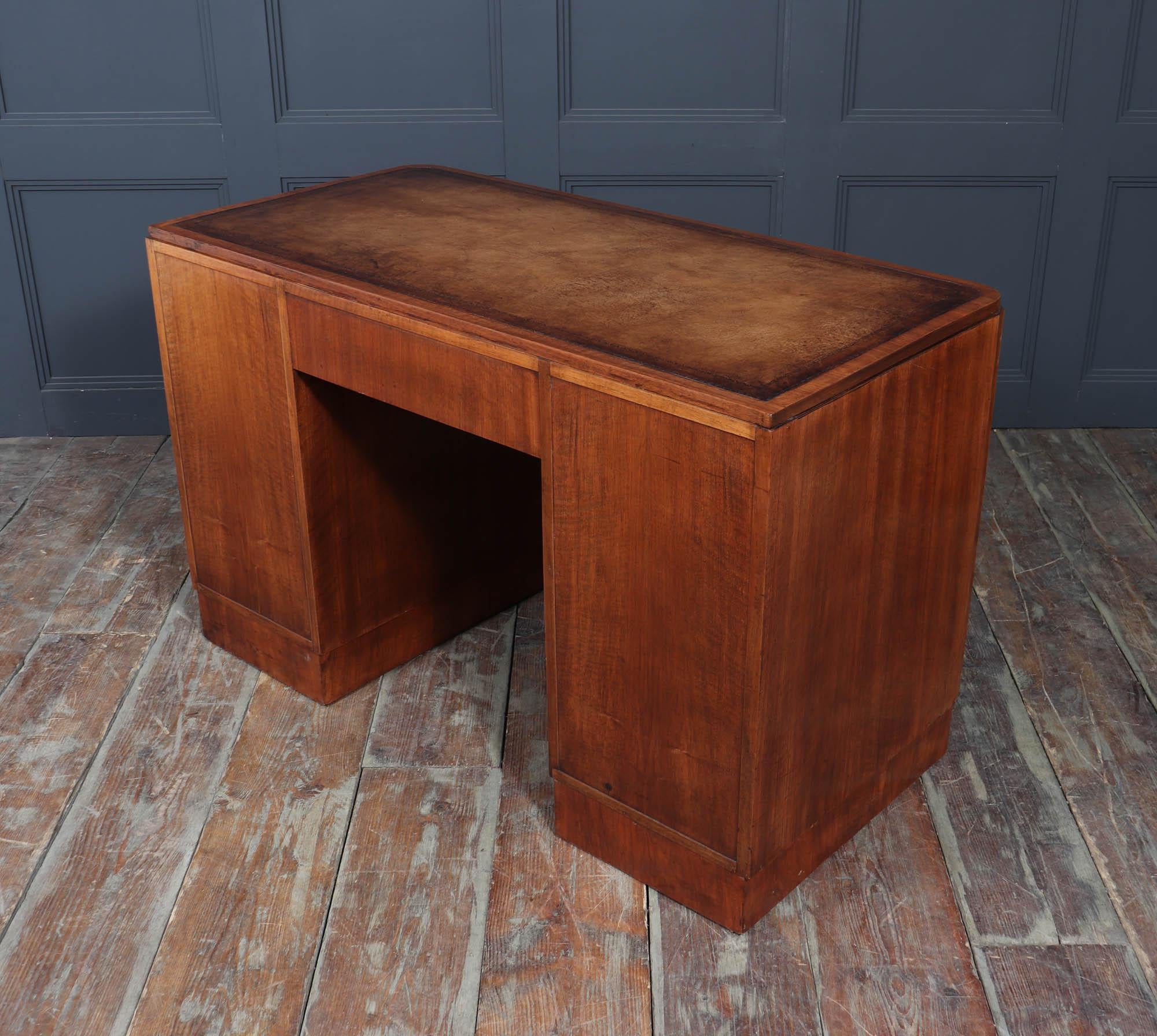 Englischer Art-Deco-Schreibtisch in Nussbaum im Angebot 6