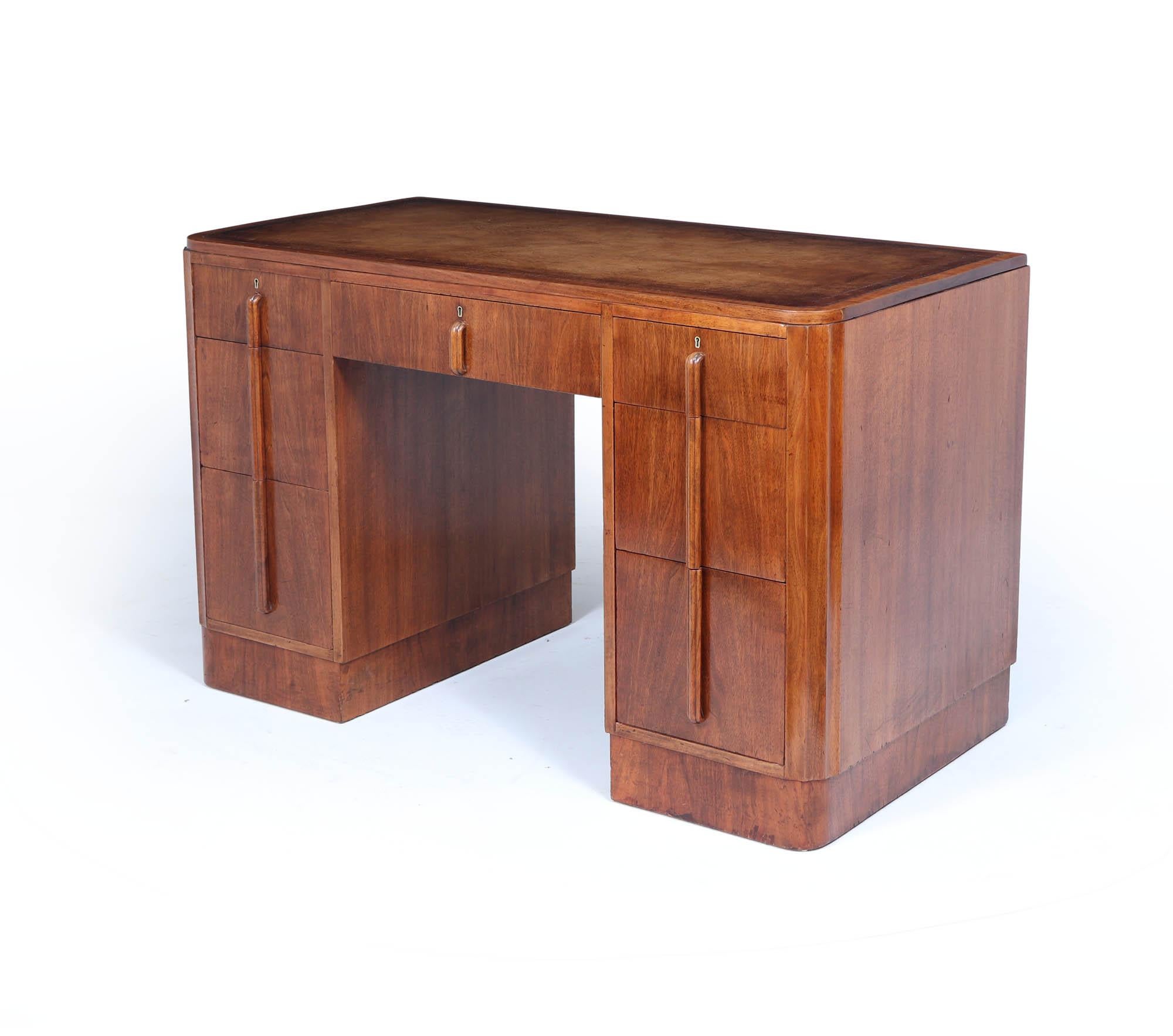 Art-Déco-Schreibtisch 
Ein Nussbaum-Schreibtisch in England in den 1930er Jahren mit kannelierten Ecken sieben Schubladen und einem Einsatz Leder oben produziert, wurde der Schreibtisch sorgfältig restauriert und vollständig von Hand poliert und in
