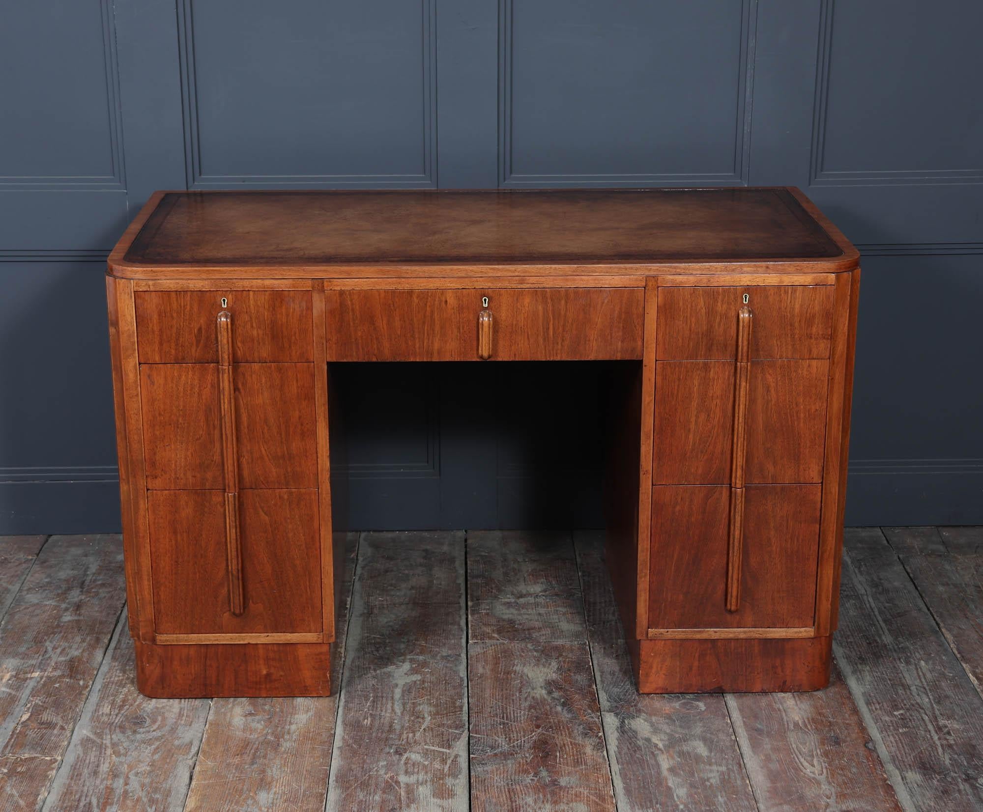 Englischer Art-Deco-Schreibtisch in Nussbaum im Zustand „Gut“ im Angebot in Paddock Wood Tonbridge, GB
