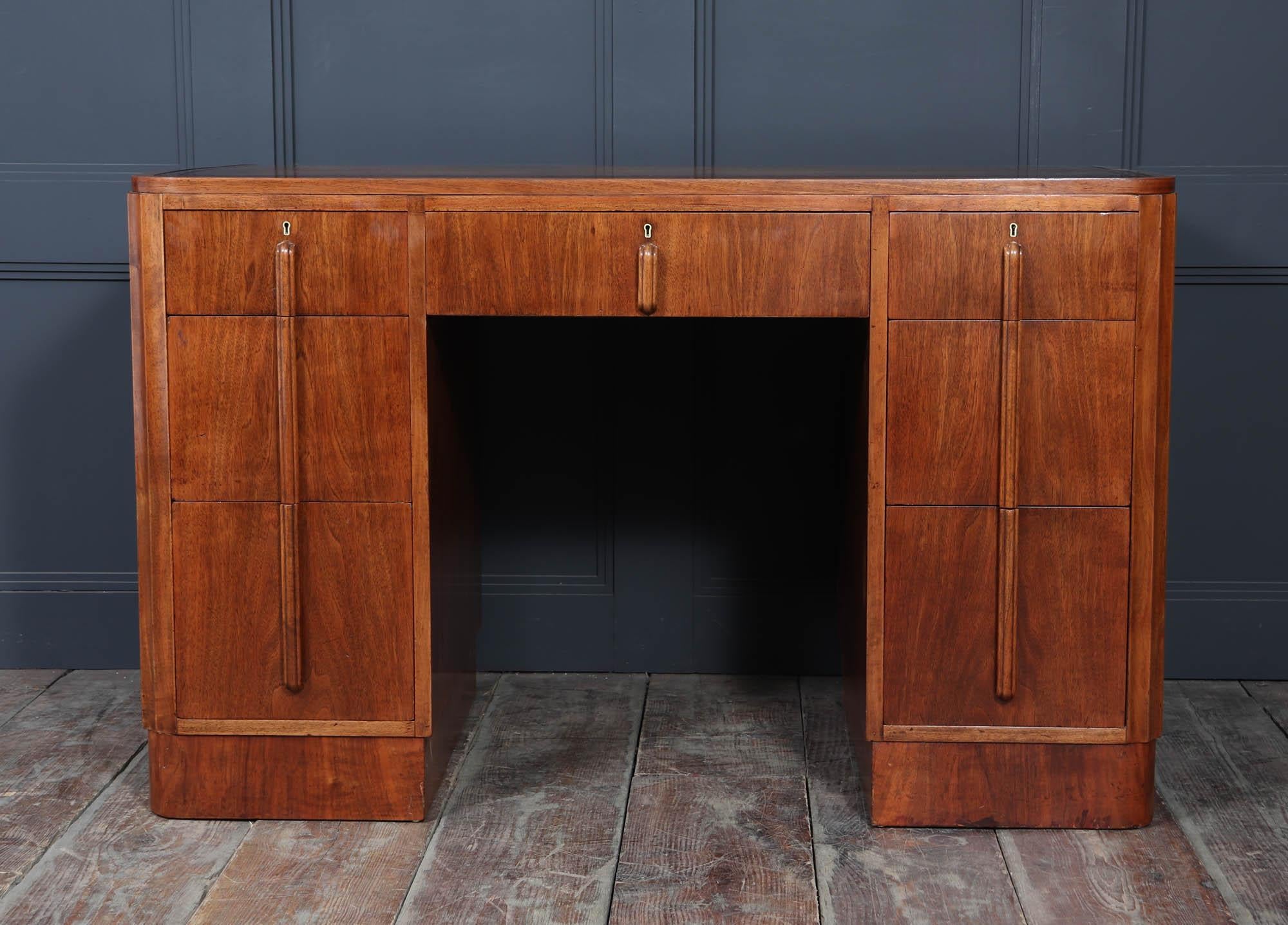 Englischer Art-Deco-Schreibtisch in Nussbaum (Mitte des 20. Jahrhunderts) im Angebot
