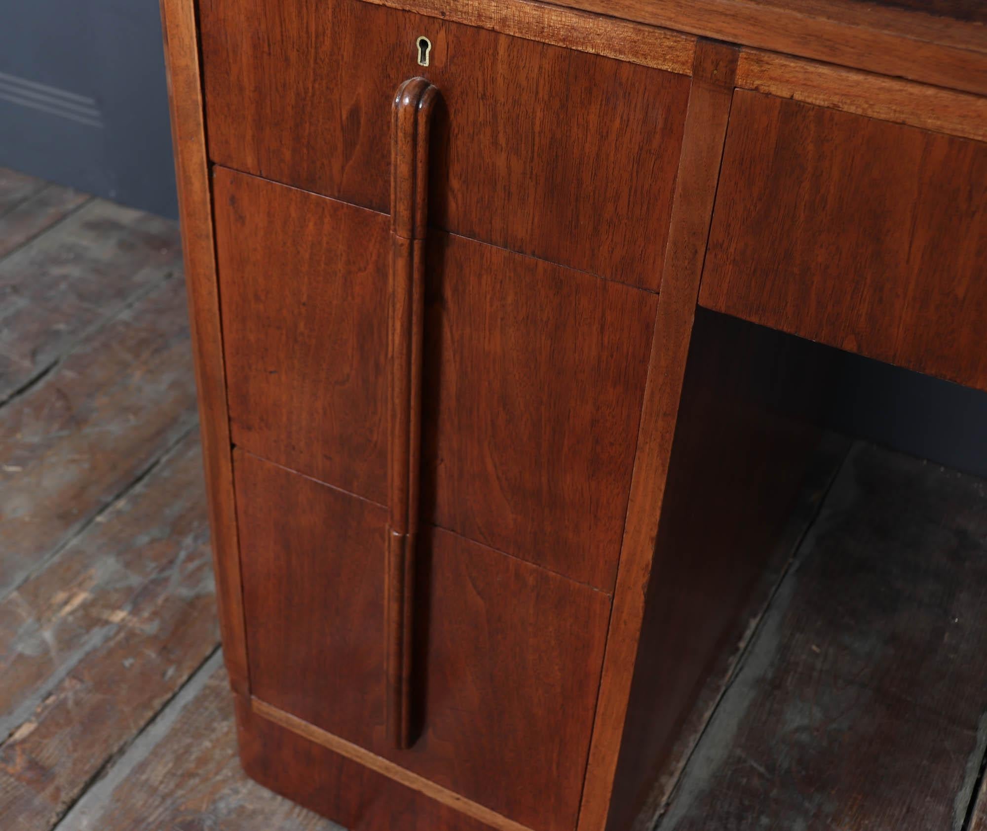 Englischer Art-Deco-Schreibtisch in Nussbaum im Angebot 2
