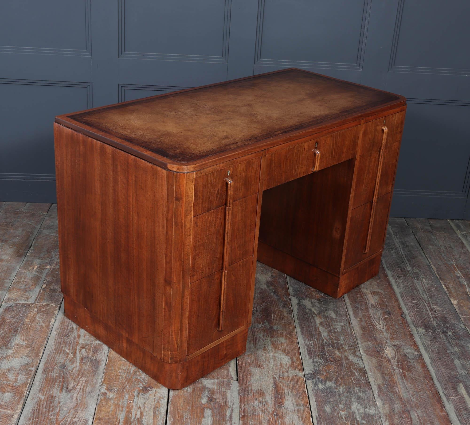 Englischer Art-Deco-Schreibtisch in Nussbaum im Angebot 3