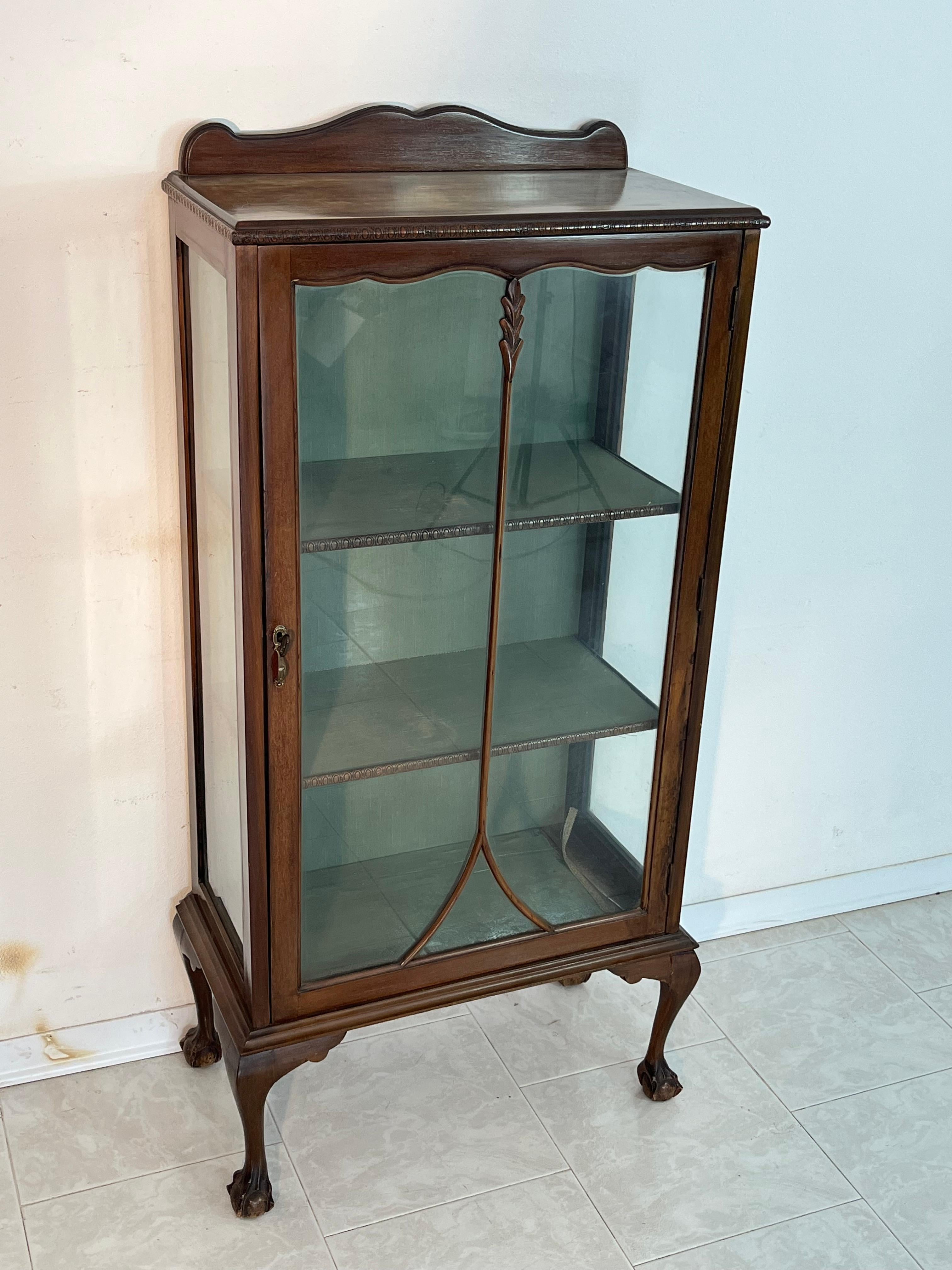 Englische Art-Déco-Vitrine, 1930er Jahre
Guter Zustand, leichte Gebrauchsspuren.
Wir garantieren einen schnellen Versand mit geeigneter Verpackung und DHL-Kurier.