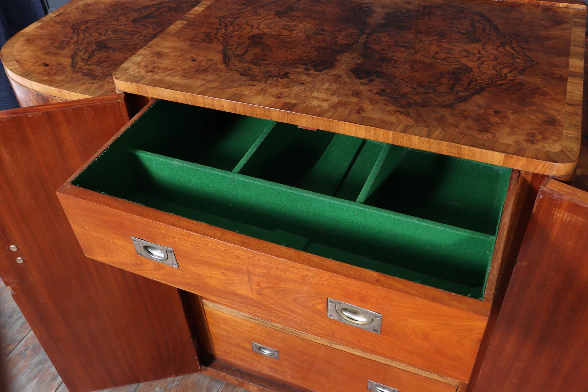 English Art Deco Figured Walnut Sideboard im Angebot 3
