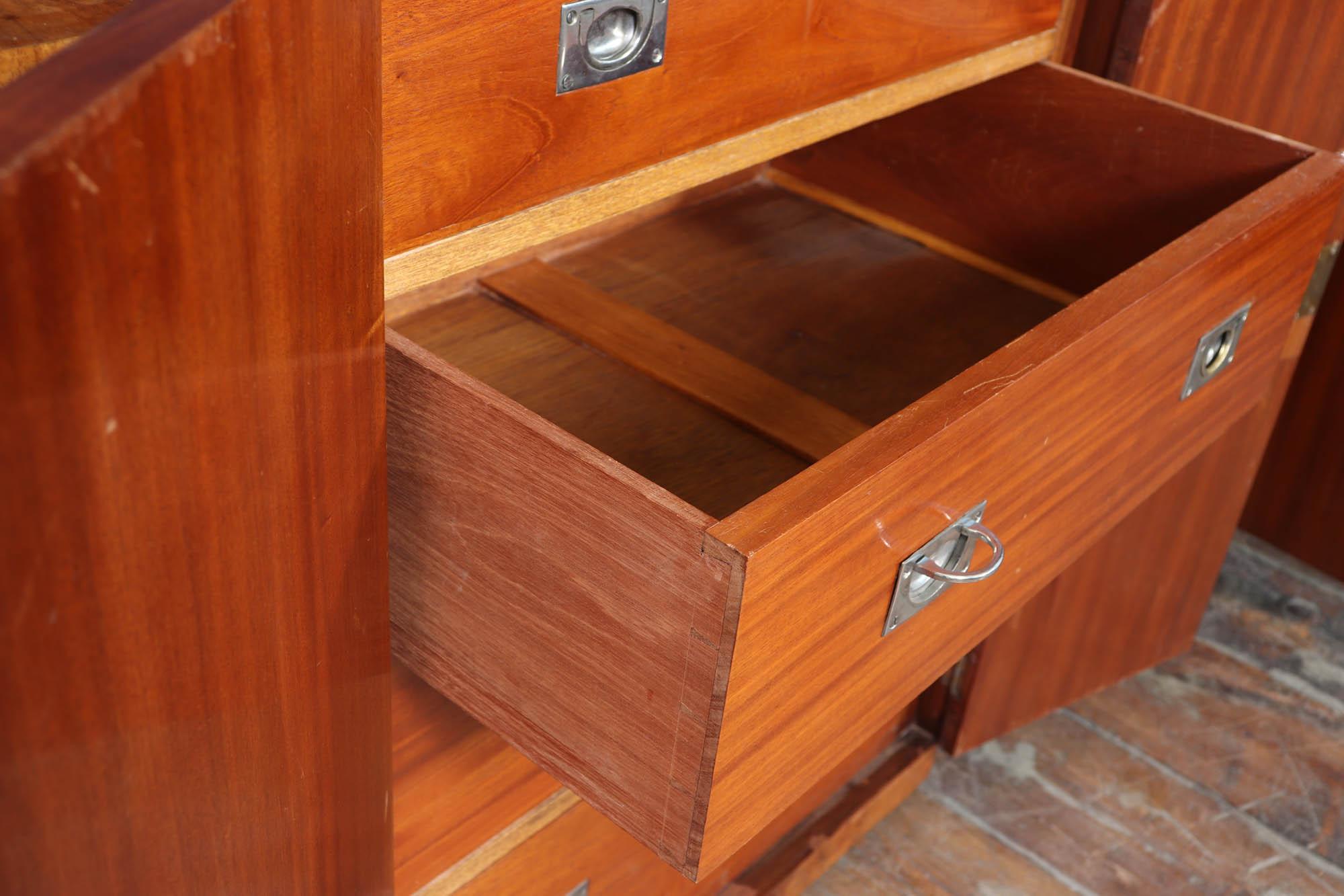 English Art Deco Figured Walnut Sideboard im Angebot 4