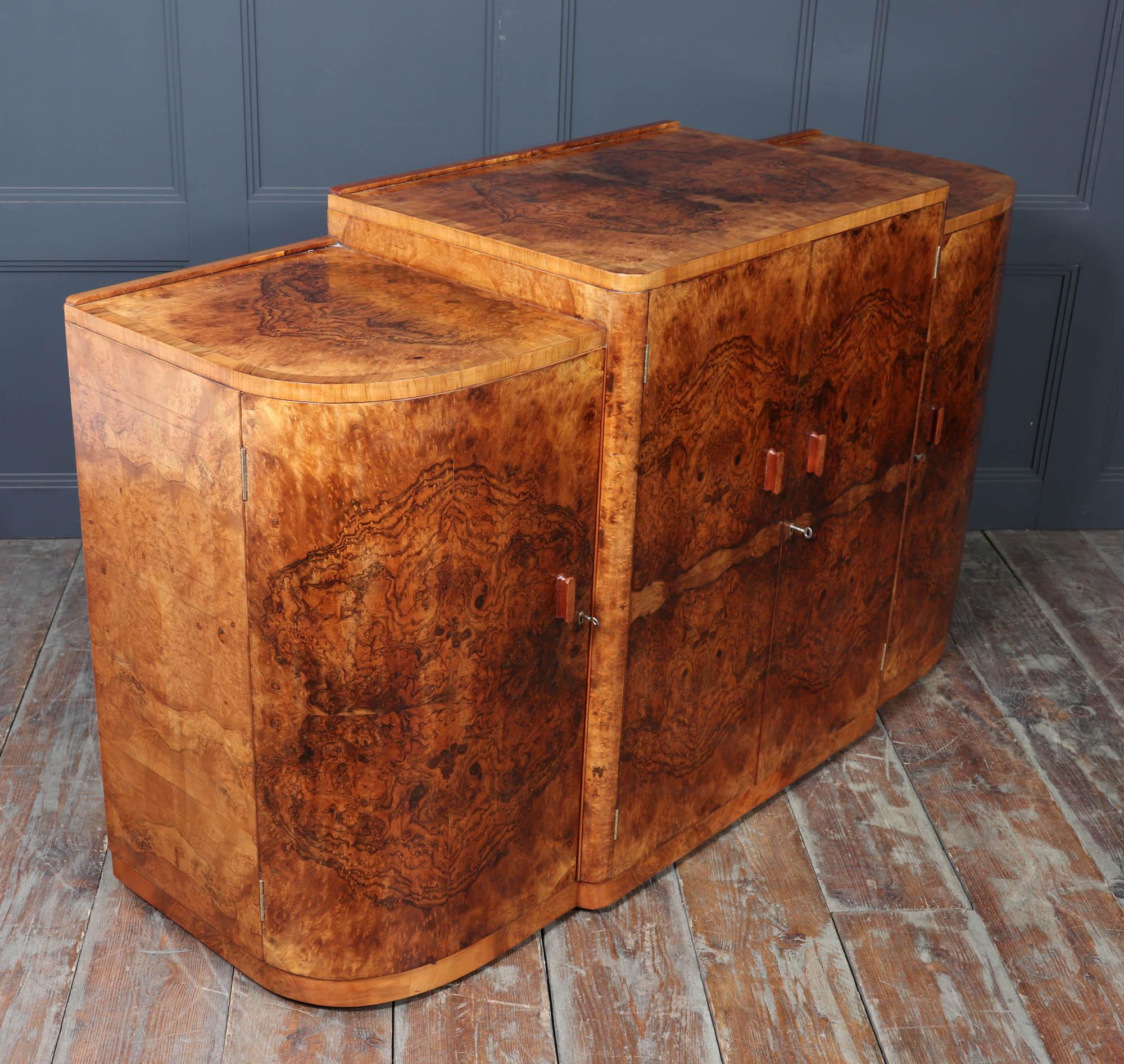 English Art Deco Figured Walnut Sideboard im Angebot 7