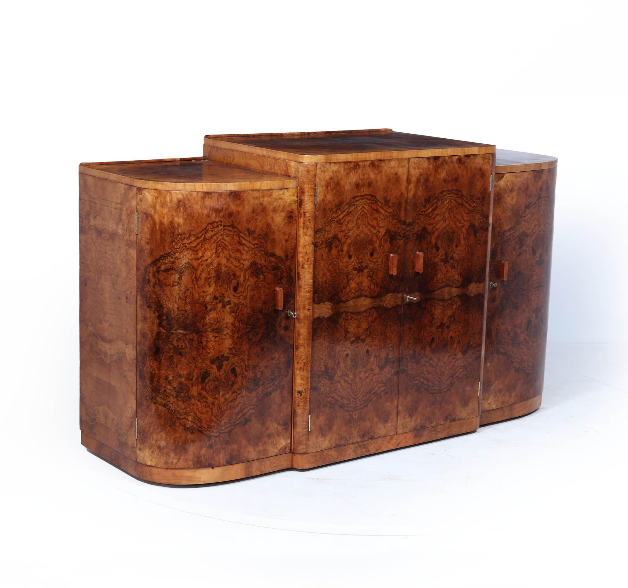 English Art Deco Figured Walnut Sideboard (Art déco) im Angebot