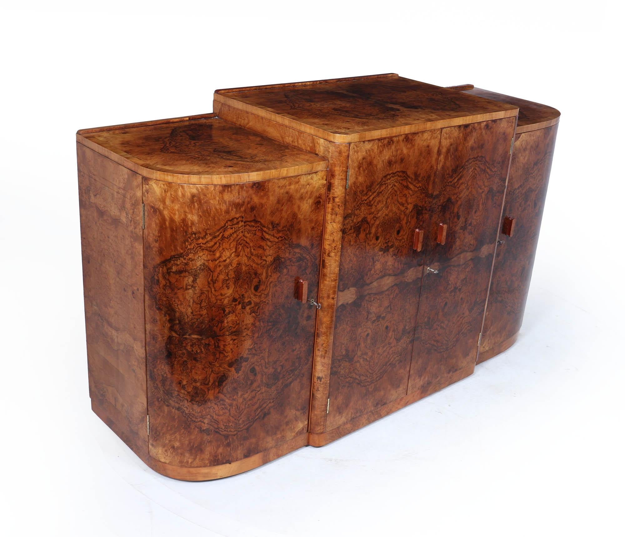 English Art Deco Figured Walnut Sideboard (Britisch) im Angebot