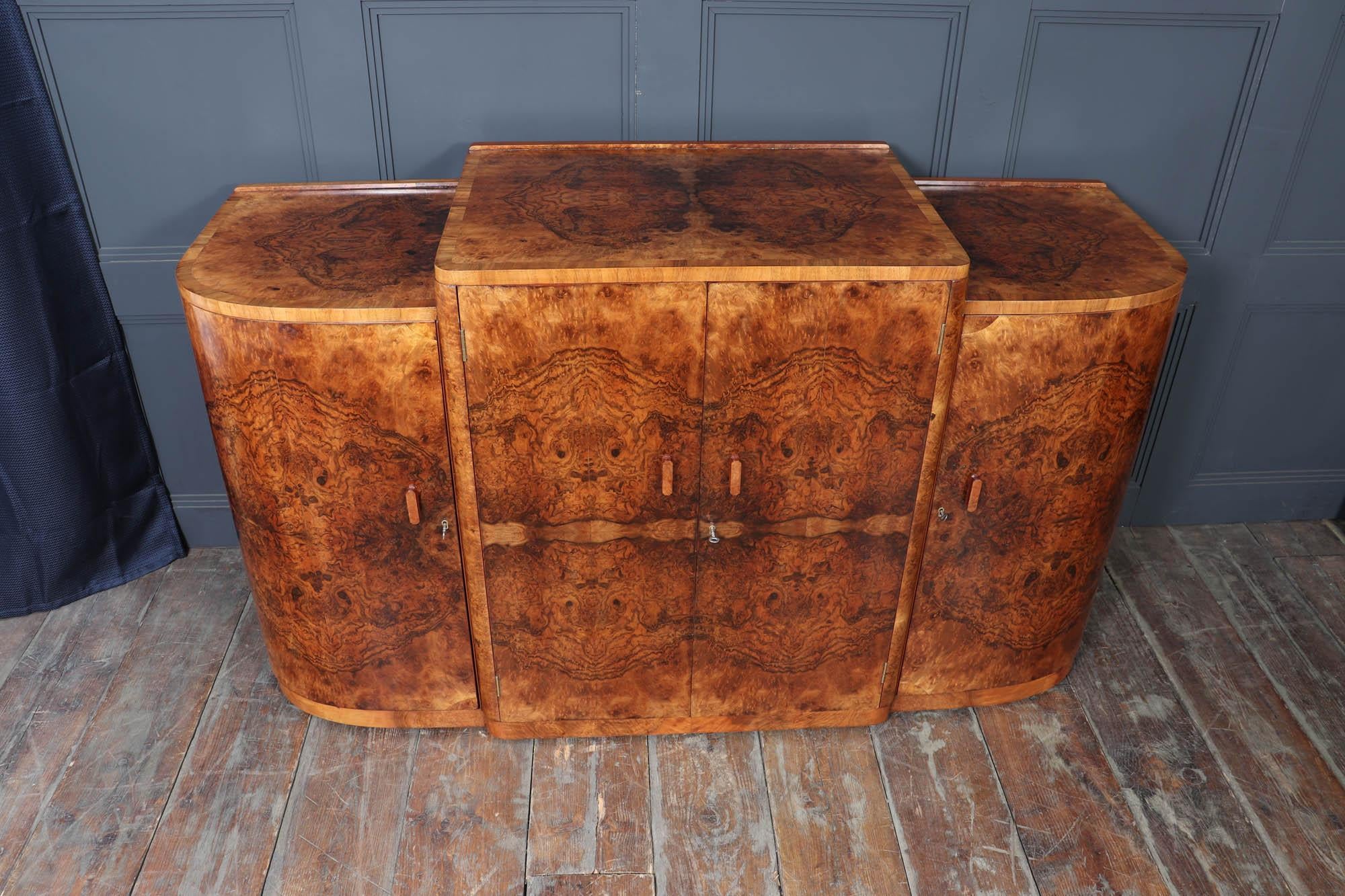 English Art Deco Figured Walnut Sideboard (Mitte des 20. Jahrhunderts) im Angebot