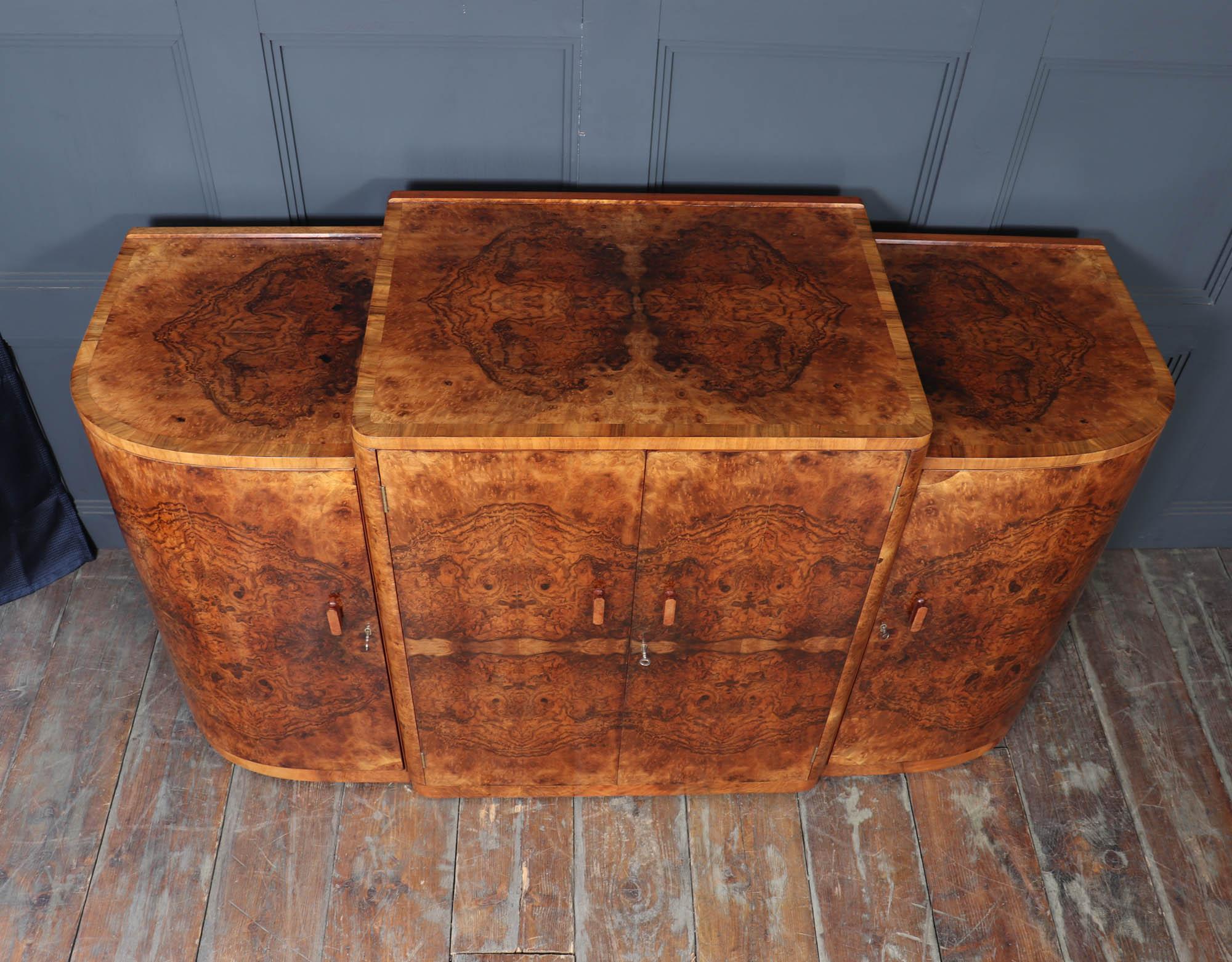 English Art Deco Figured Walnut Sideboard (Walnuss) im Angebot