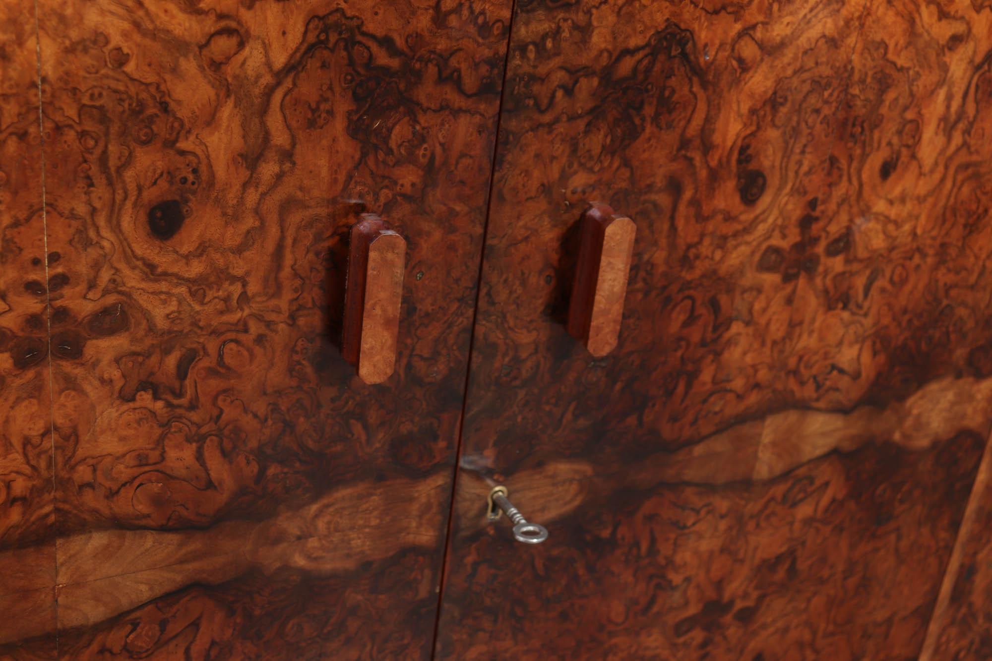 English Art Deco Figured Walnut Sideboard im Angebot 1