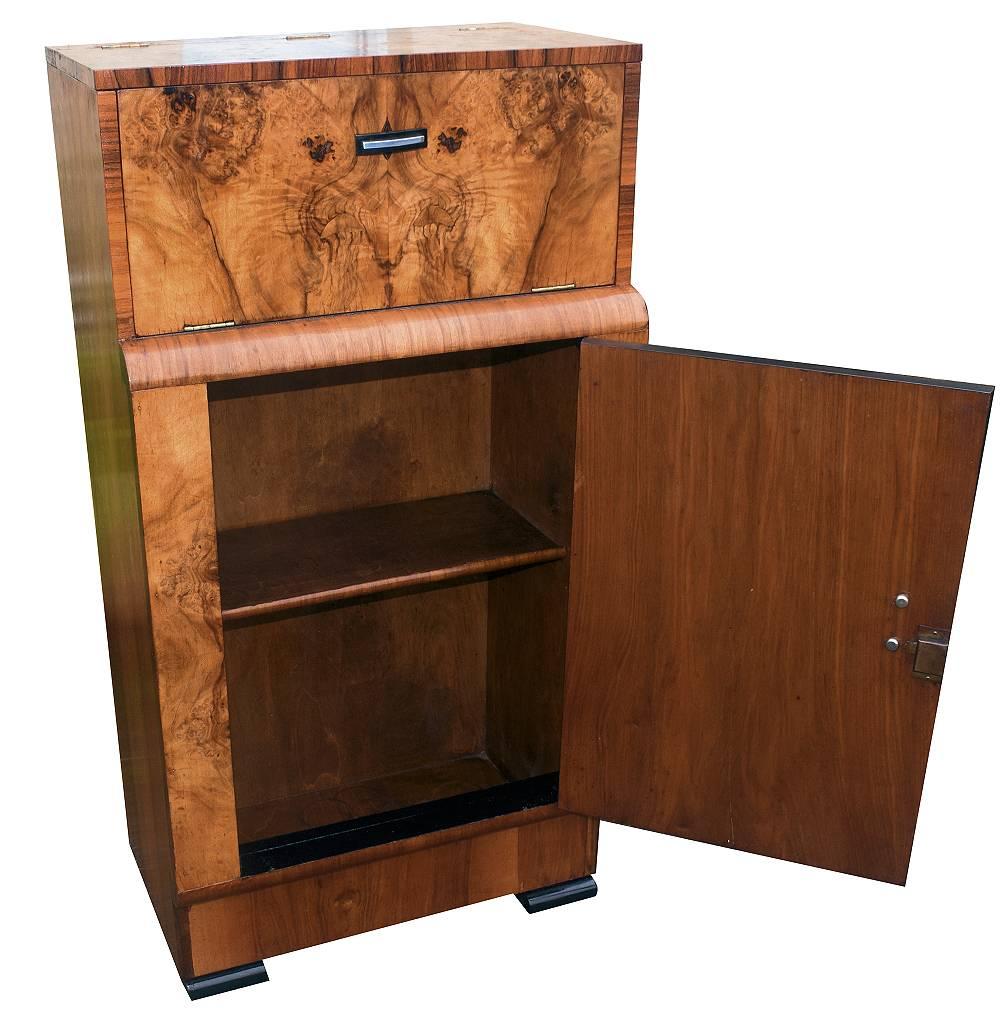 
A hugely stylish cocktail cabinet hospitality cabinet dry bar which is a fantastic piece of Art Deco furniture, and it's internal features prove to be an incredibly appealing feature.
The beautifully presented burr walnut top has a superb pattern