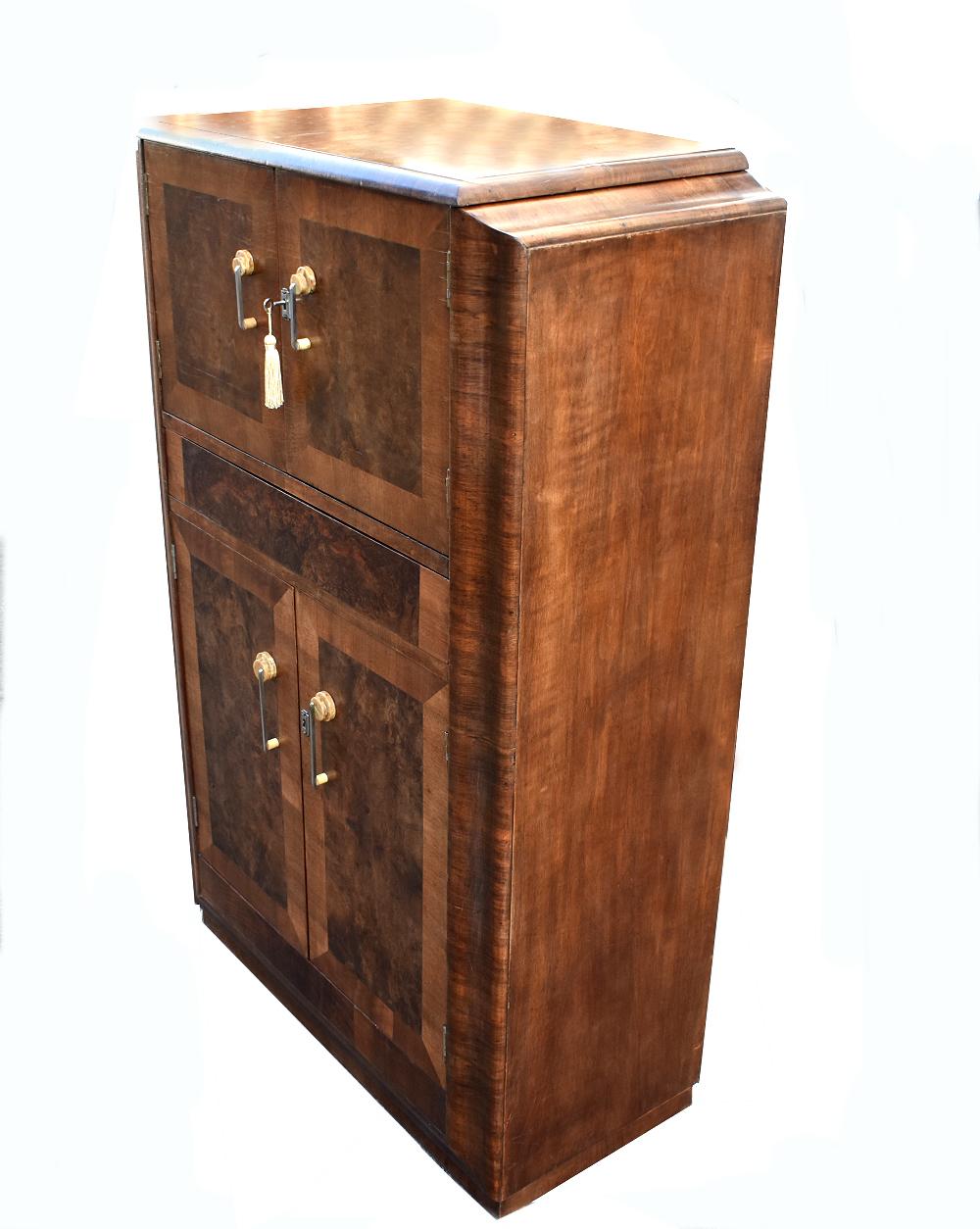 English Art Deco Fitted Burr Walnut Cocktail Cabinet or Dry Bar (Art déco)