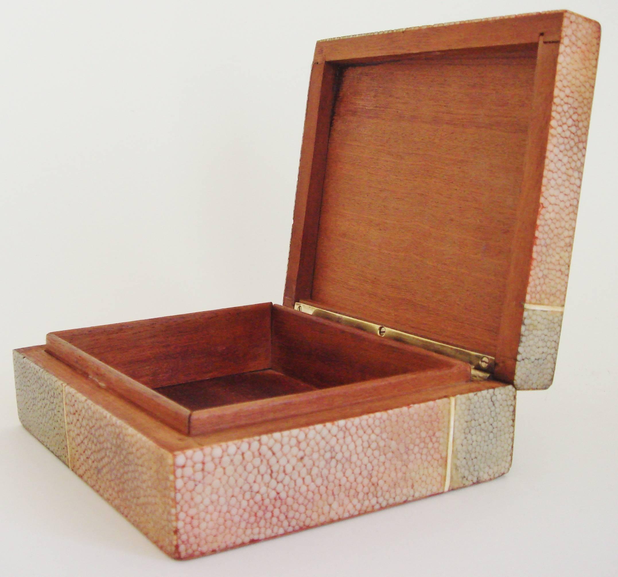 English Art Deco Geometric Two-Tone Shagreen with Bone Cigarette or Trinket Box In Good Condition For Sale In Port Hope, ON