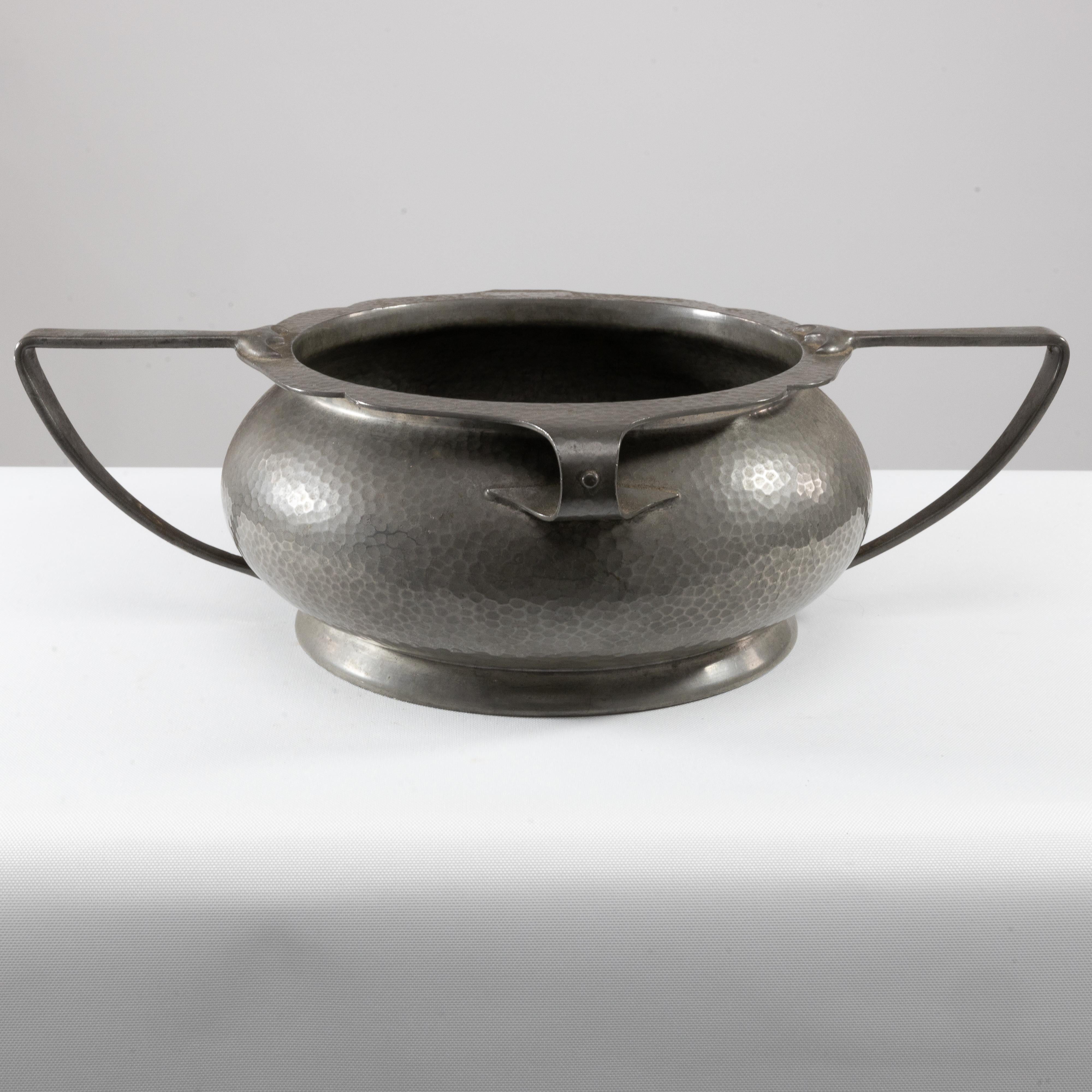 A.E. Poston & Co. Ltd Londra. Una fruttiera o un centrotavola in peltro martellato a mano in stile Art Déco con eleganti manici allungabili. Timbro A.E. Poston & Co. Ltd Londra. 759. Vero peltro inglese. Arthur Edward Poston Co Ltd, ha iniziato la